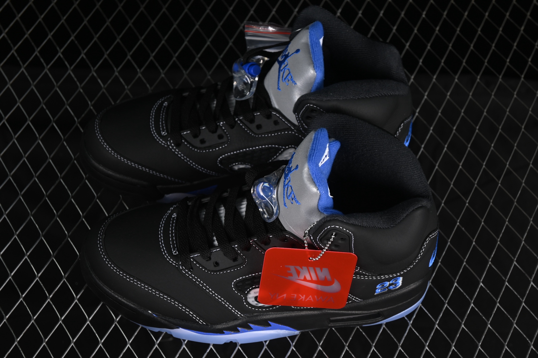 💰440纯原
Awake NY x Air Jordan 5 "Arctic Pink" AJ5 乔5联名款粉色 DV4982-004
#鞋身以大面积淡粉色为主色调,最大的亮点是AJ5标志性的透气网格以Awake NY标志性Logo呈现!
尺码:40 40.5 41 42 42.5 43 44 44.5 45 46 47.5 48.5 LTE5