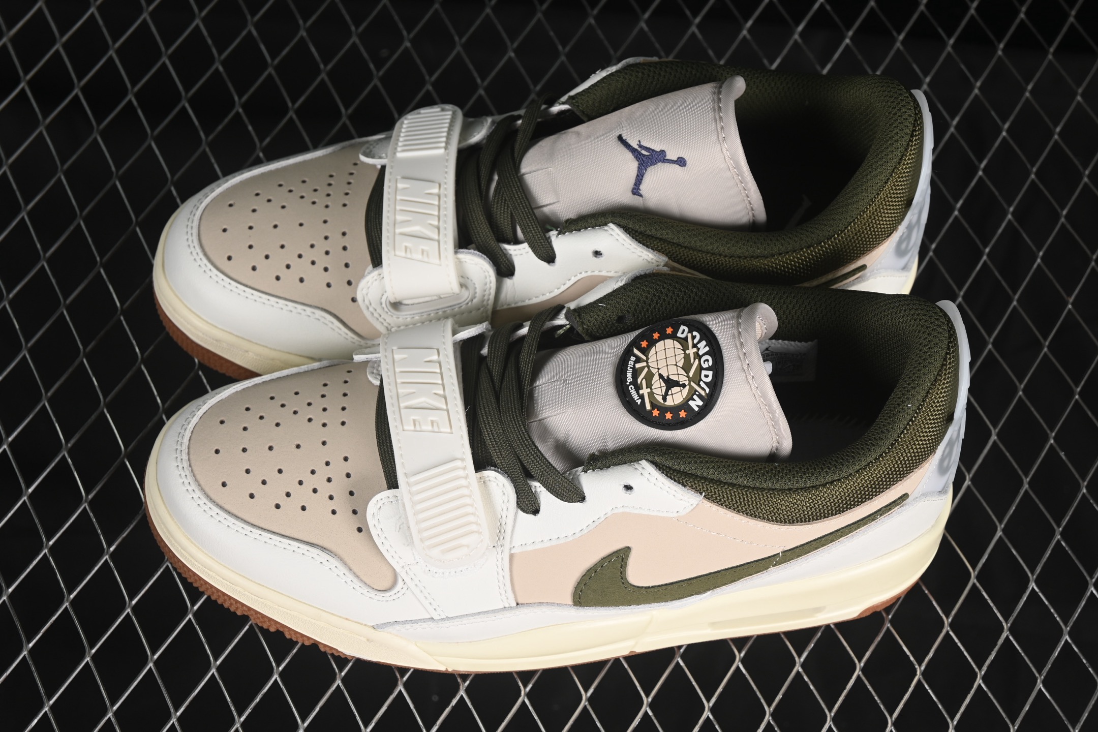 💰240公司级💰280纯原
Air Jordan Legacy 312 Low AJ312 乔312 头层 魔术贴三合一板鞋 IB8856-121
尺码:36 36.5 37.5 38 38.5 39 40 40.5 41 42 42.5 43 44 44.5 45 46 ZZC3