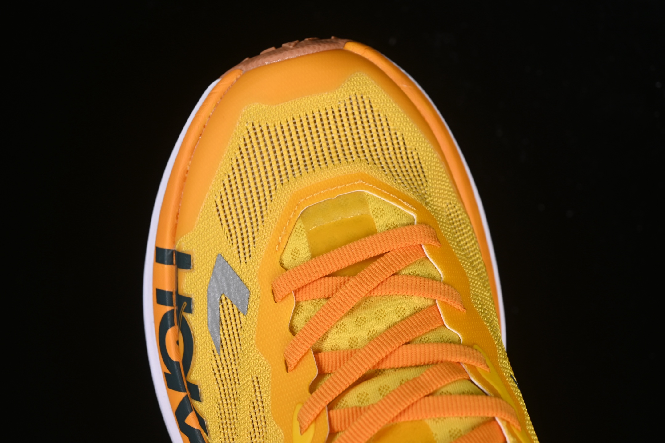 💰240纯原
Hoka Mafate Speed X 马法特厚底轻量山地跑步鞋 1161990 ZTM
#超轻量中底全部用料过3C认证! 滚动平衡科技减少33%能量消耗 !外底韧弹感十足的EVA泡绵,结合Vibram橡胶大底,性能稳定输出,无论是平时穿着还是在潮湿的梅雨季节跑步,都是非常优秀的搭配。
尺码:36 36.5 37 38 38.5 39 40 40.5 41 42 42.5 43 44 45 G.D4