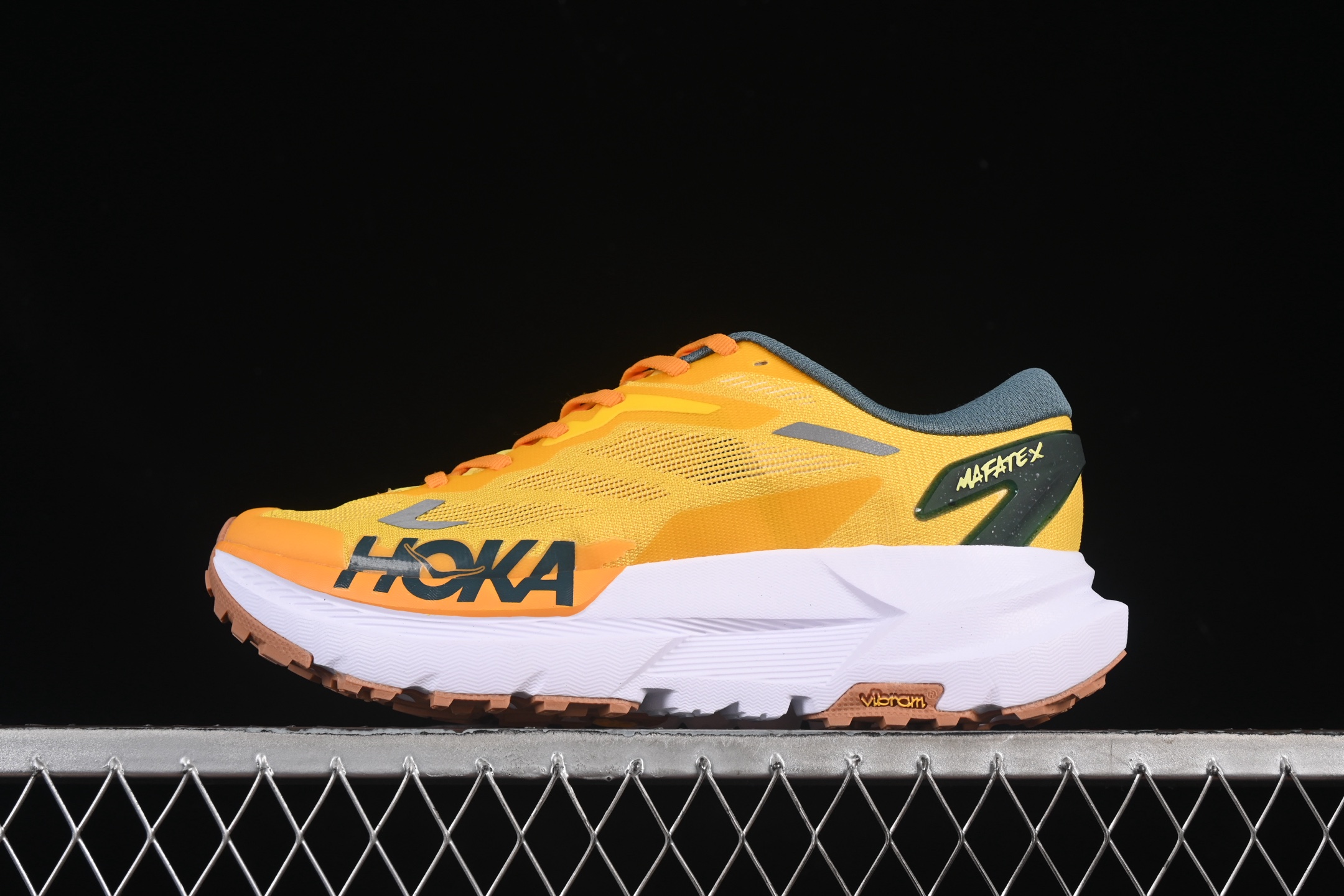 💰240纯原
Hoka Mafate Speed X 马法特厚底轻量山地跑步鞋 1161990 ZTM
#超轻量中底全部用料过3C认证! 滚动平衡科技减少33%能量消耗 !外底韧弹感十足的EVA泡绵,结合Vibram橡胶大底,性能稳定输出,无论是平时穿着还是在潮湿的梅雨季节跑步,都是非常优秀的搭配。
尺码:36 36.5 37 38 38.5 39 40 40.5 41 42 42.5 43 44 45 G.D4