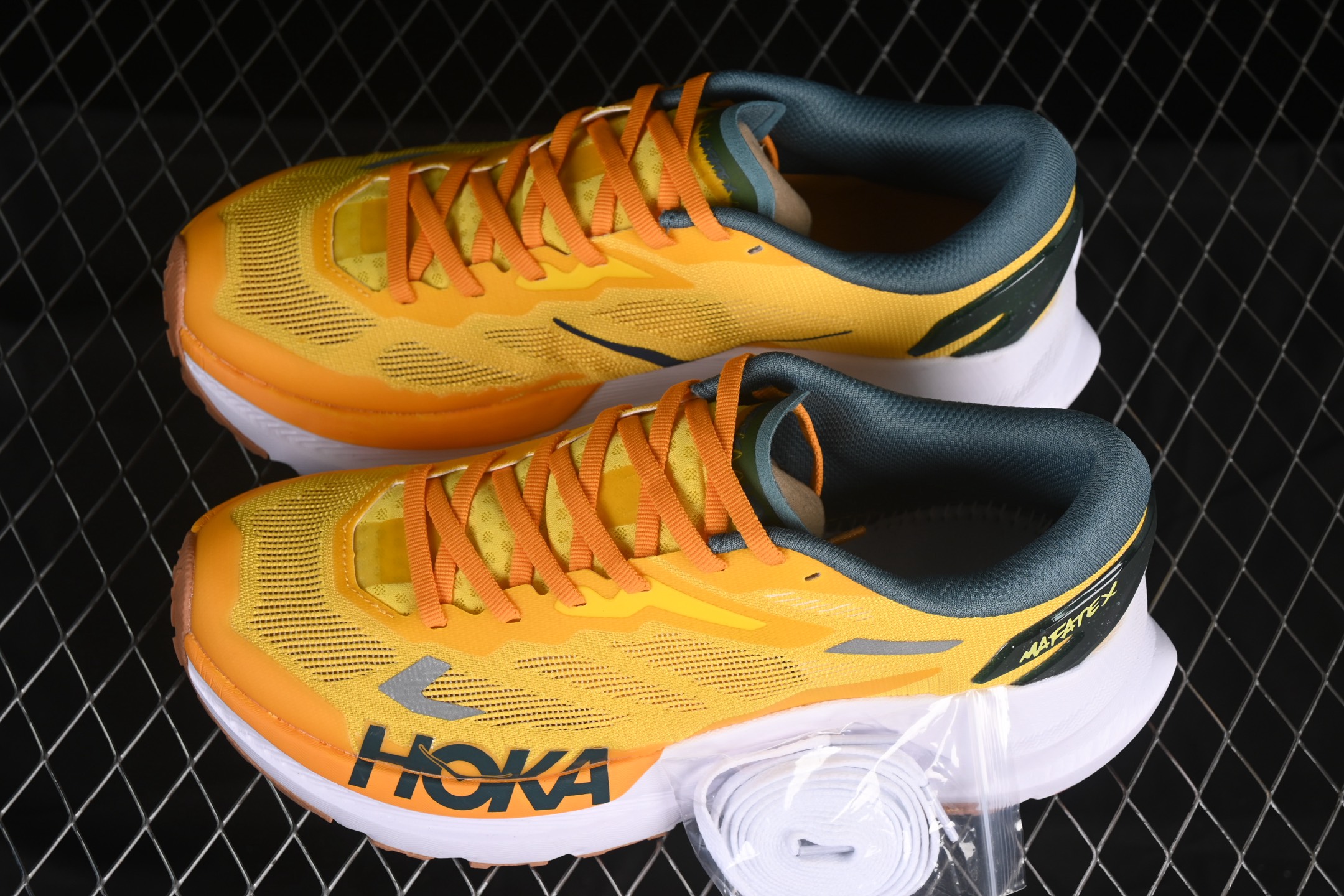 💰240纯原
Hoka Mafate Speed X 马法特厚底轻量山地跑步鞋 1161990 ZTM
#超轻量中底全部用料过3C认证! 滚动平衡科技减少33%能量消耗 !外底韧弹感十足的EVA泡绵,结合Vibram橡胶大底,性能稳定输出,无论是平时穿着还是在潮湿的梅雨季节跑步,都是非常优秀的搭配。
尺码:36 36.5 37 38 38.5 39 40 40.5 41 42 42.5 43 44 45 G.D4