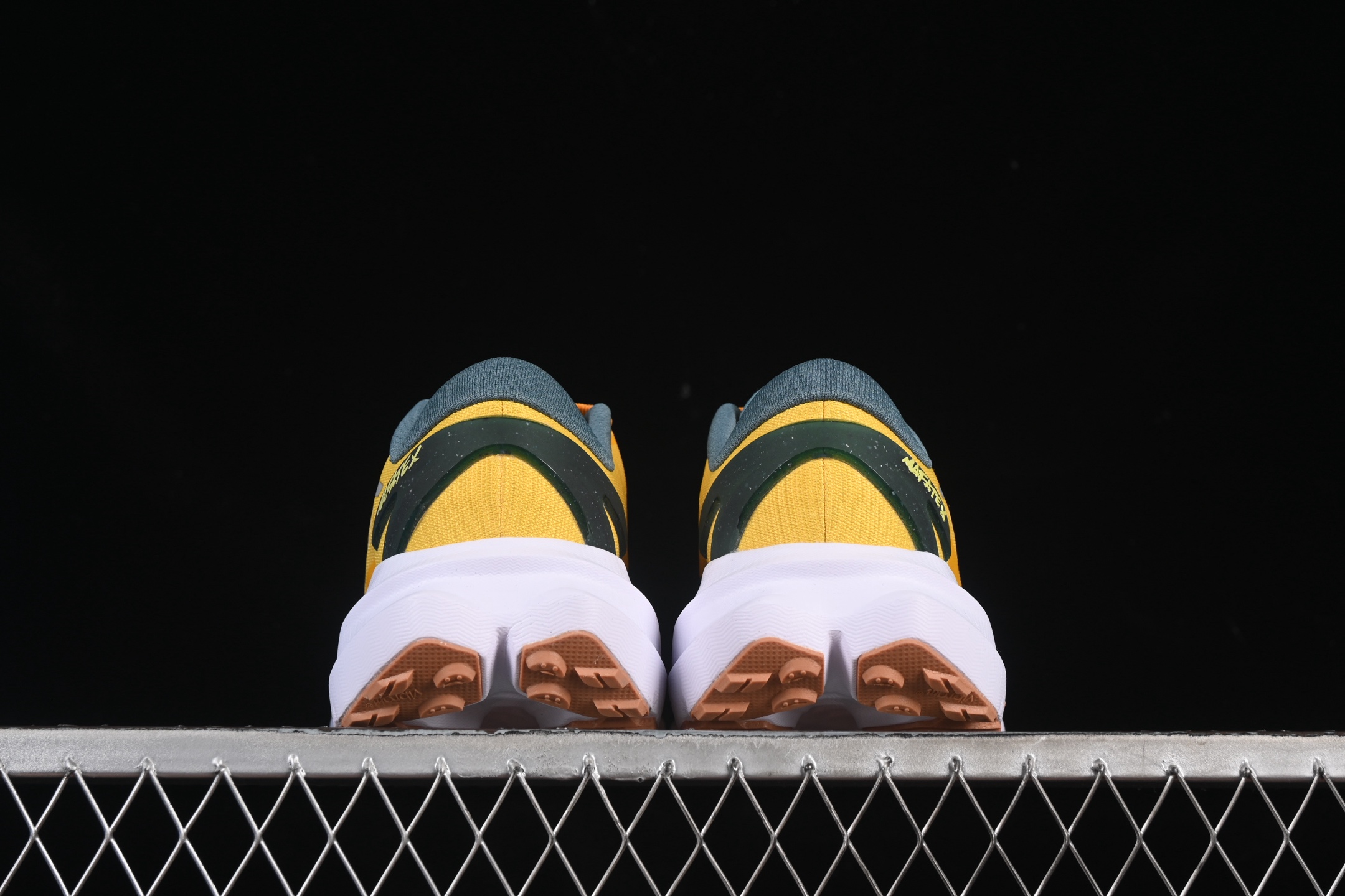 💰240纯原
Hoka Mafate Speed X 马法特厚底轻量山地跑步鞋 1161990 ZTM
#超轻量中底全部用料过3C认证! 滚动平衡科技减少33%能量消耗 !外底韧弹感十足的EVA泡绵,结合Vibram橡胶大底,性能稳定输出,无论是平时穿着还是在潮湿的梅雨季节跑步,都是非常优秀的搭配。
尺码:36 36.5 37 38 38.5 39 40 40.5 41 42 42.5 43 44 45 G.D4