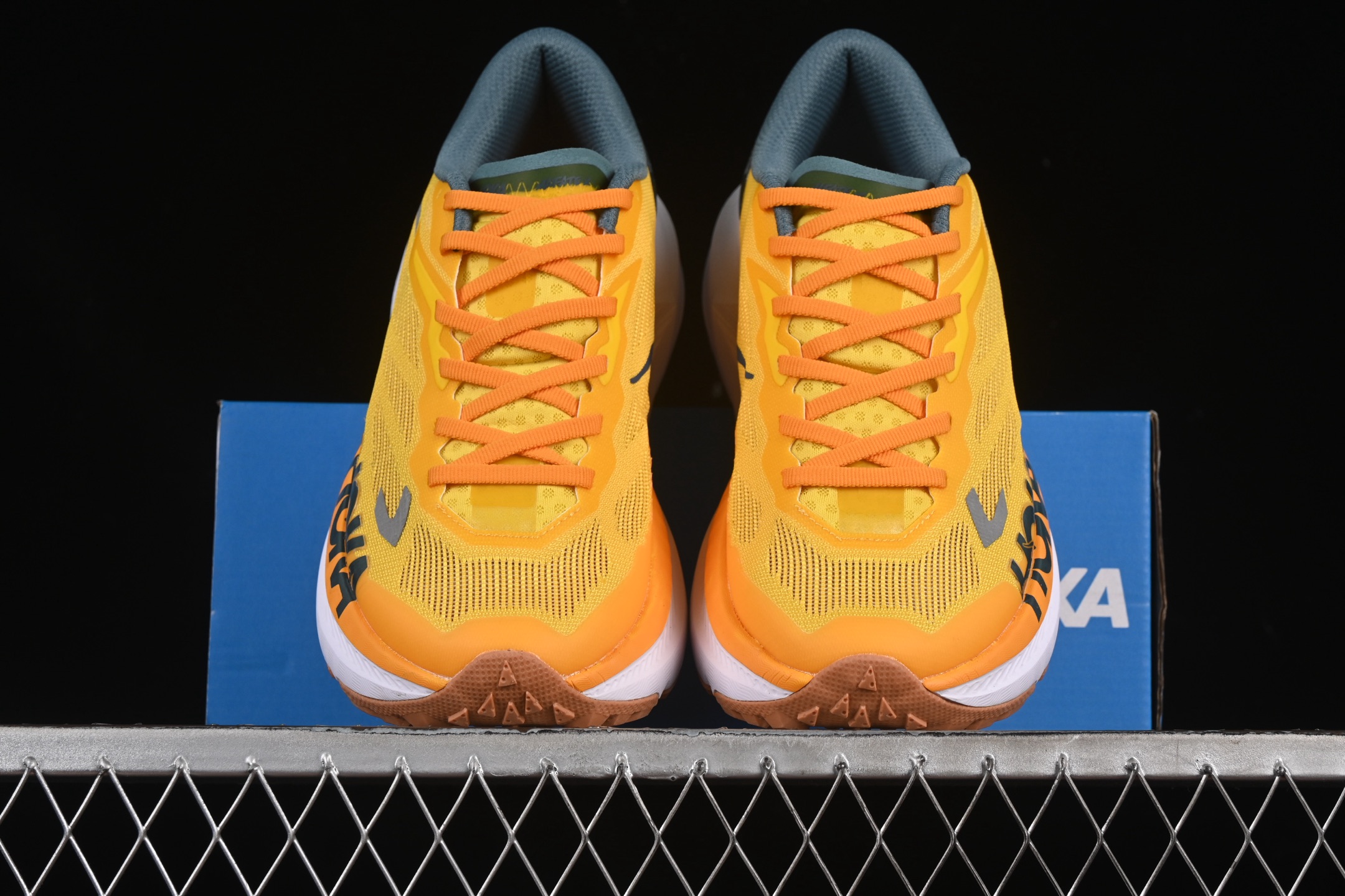 💰240纯原
Hoka Mafate Speed X 马法特厚底轻量山地跑步鞋 1161990 ZTM
#超轻量中底全部用料过3C认证! 滚动平衡科技减少33%能量消耗 !外底韧弹感十足的EVA泡绵,结合Vibram橡胶大底,性能稳定输出,无论是平时穿着还是在潮湿的梅雨季节跑步,都是非常优秀的搭配。
尺码:36 36.5 37 38 38.5 39 40 40.5 41 42 42.5 43 44 45 G.D4