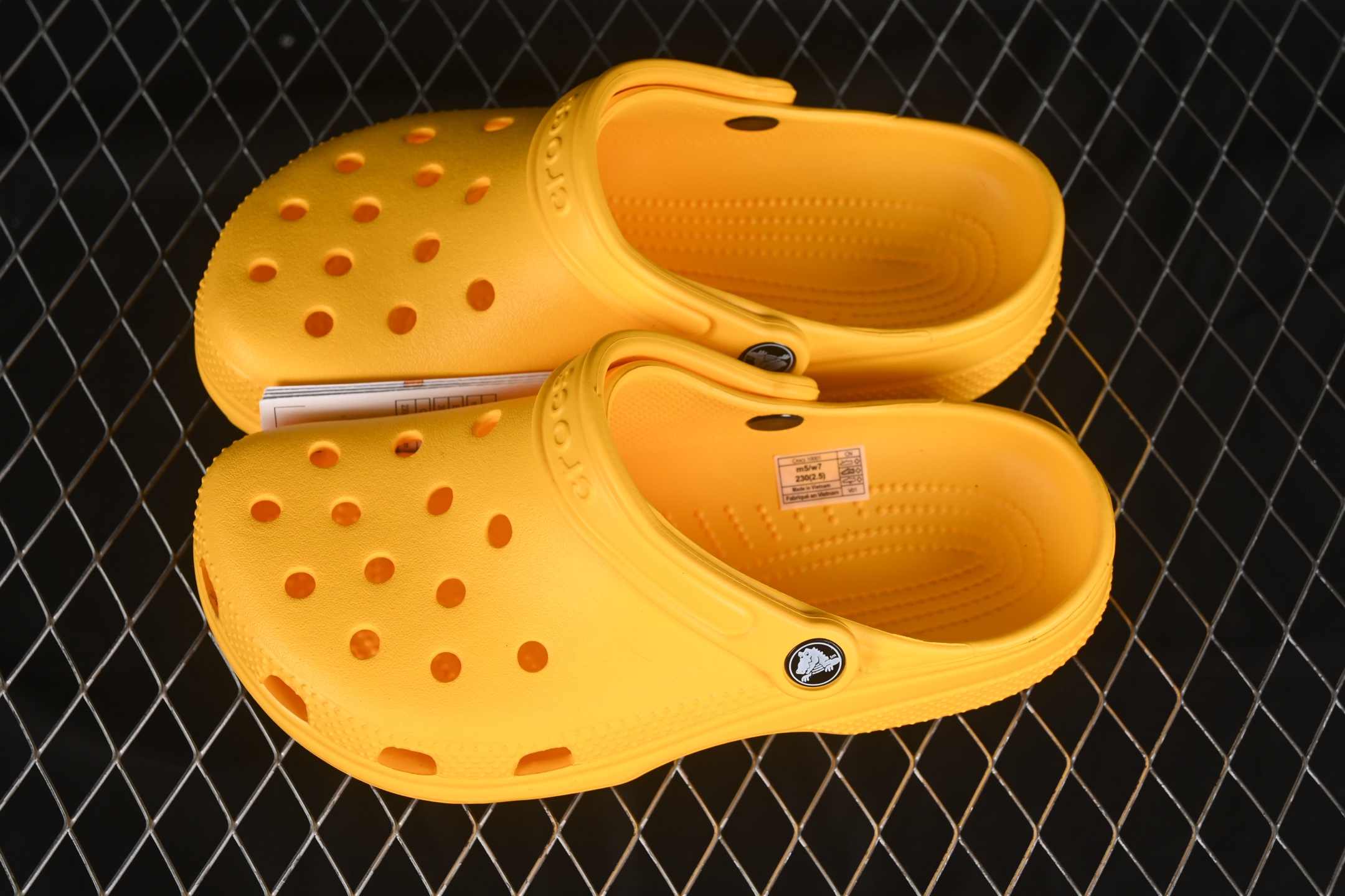 💰150纯原
Crocs 卡骆驰 明星上脚同款 经夏季经典两用沙滩洞洞鞋 凉鞋拖鞋
#如需配件+￥20 #东莞原厂 欧洲订单 无盒软包 同步官方尺码
尺码：M4（36-37） M5（37-38）M6（38-39）M7（39-40）标准码 B.D4