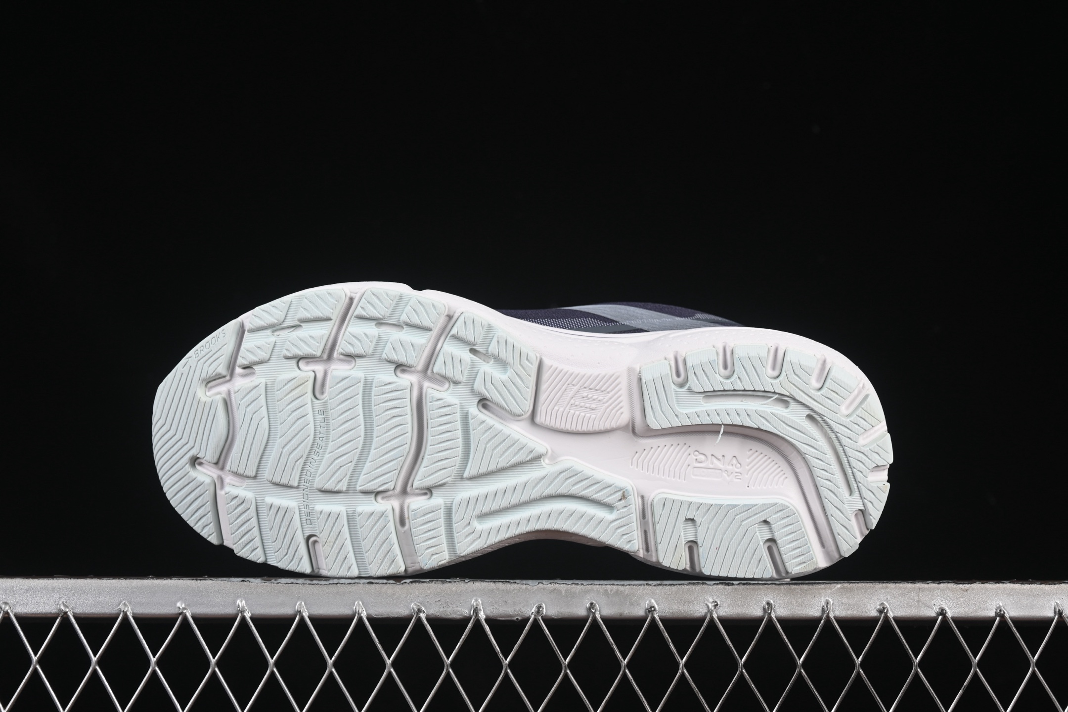 💰240纯原
Brooks Ghost 15 布鲁克斯 幽灵15系列低帮透气缓震支撑休闲运动慢跑鞋 1103931D026
#采用改进工程空气网眼组合热熔工艺 鞋面材质搭载DNA LOFT V2密度泡棉缓震系统 中底外置防滑耐磨橡胶底片 回归个性化跑姿
尺码:36 36.5 37.5 38 38.5 39 40 40.5 41 42 42.5 43 44 44.5 45 46 9.D4