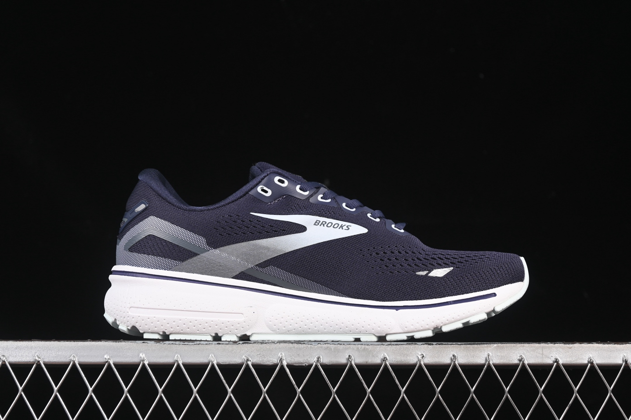 💰240纯原
Brooks Ghost 15 布鲁克斯 幽灵15系列低帮透气缓震支撑休闲运动慢跑鞋 1103931D026
#采用改进工程空气网眼组合热熔工艺 鞋面材质搭载DNA LOFT V2密度泡棉缓震系统 中底外置防滑耐磨橡胶底片 回归个性化跑姿
尺码:36 36.5 37.5 38 38.5 39 40 40.5 41 42 42.5 43 44 44.5 45 46 9.D4
