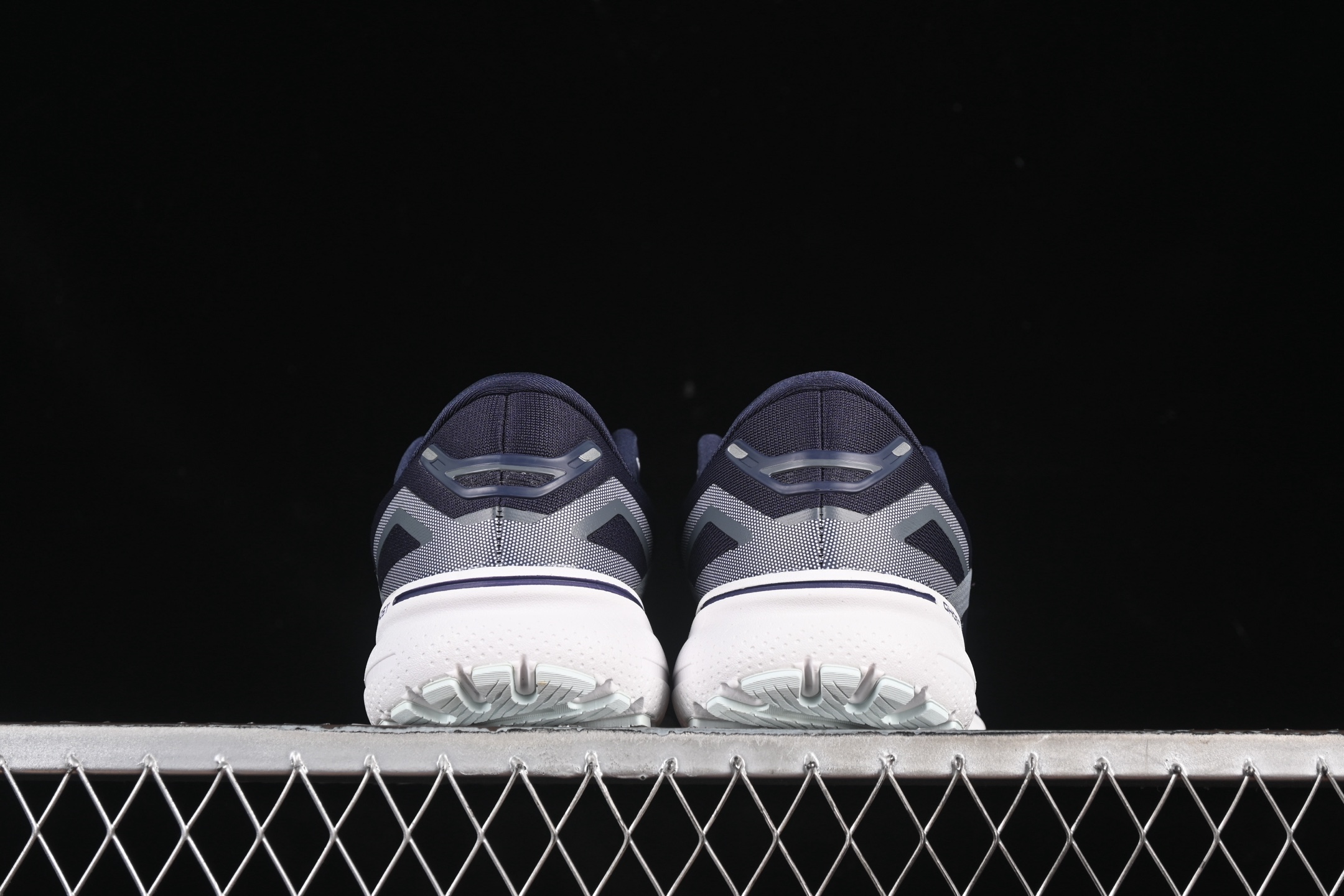 💰240纯原
Brooks Ghost 15 布鲁克斯 幽灵15系列低帮透气缓震支撑休闲运动慢跑鞋 1103931D026
#采用改进工程空气网眼组合热熔工艺 鞋面材质搭载DNA LOFT V2密度泡棉缓震系统 中底外置防滑耐磨橡胶底片 回归个性化跑姿
尺码:36 36.5 37.5 38 38.5 39 40 40.5 41 42 42.5 43 44 44.5 45 46 9.D4