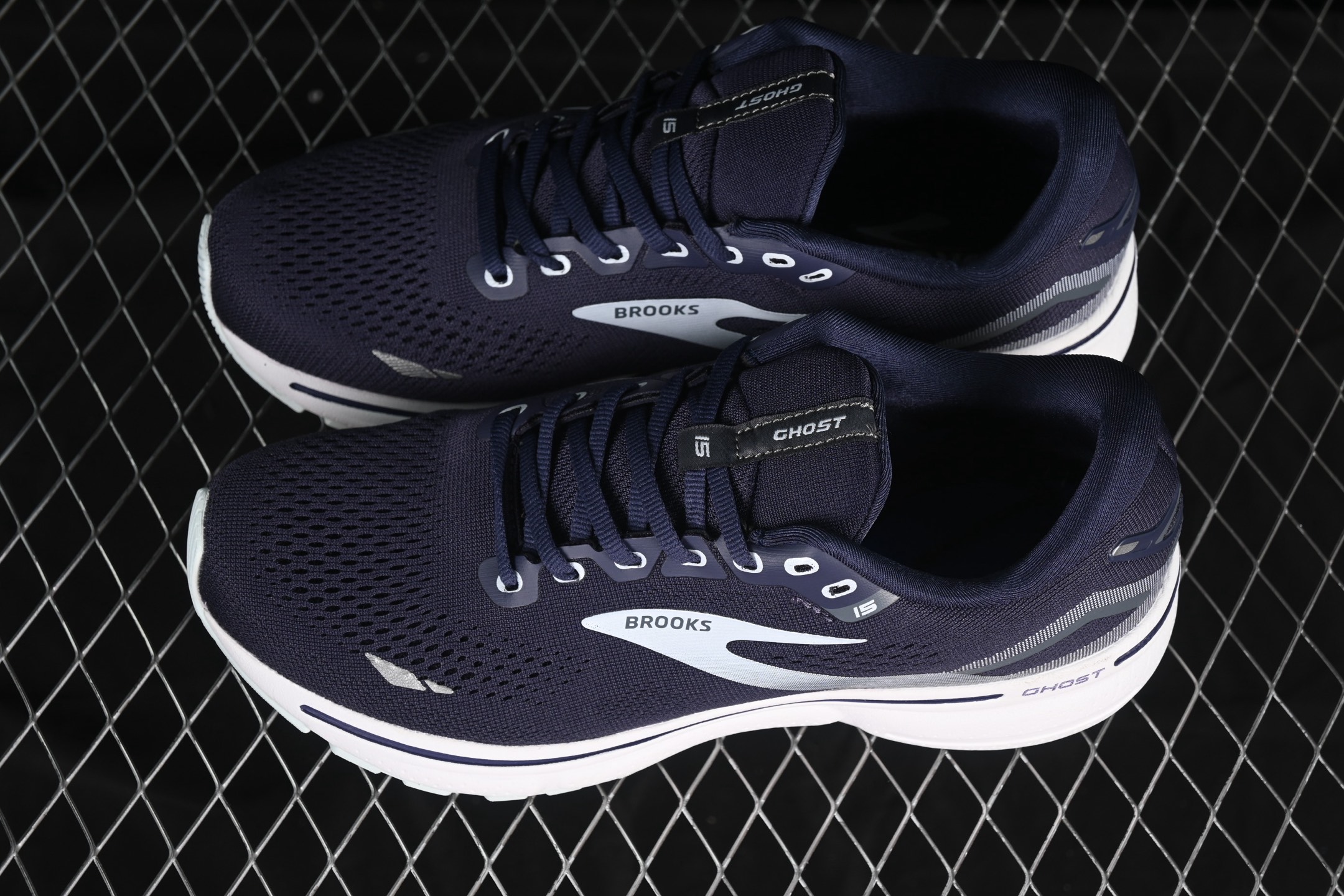 💰240纯原
Brooks Ghost 15 布鲁克斯 幽灵15系列低帮透气缓震支撑休闲运动慢跑鞋 1103931D026
#采用改进工程空气网眼组合热熔工艺 鞋面材质搭载DNA LOFT V2密度泡棉缓震系统 中底外置防滑耐磨橡胶底片 回归个性化跑姿
尺码:36 36.5 37.5 38 38.5 39 40 40.5 41 42 42.5 43 44 44.5 45 46 9.D4