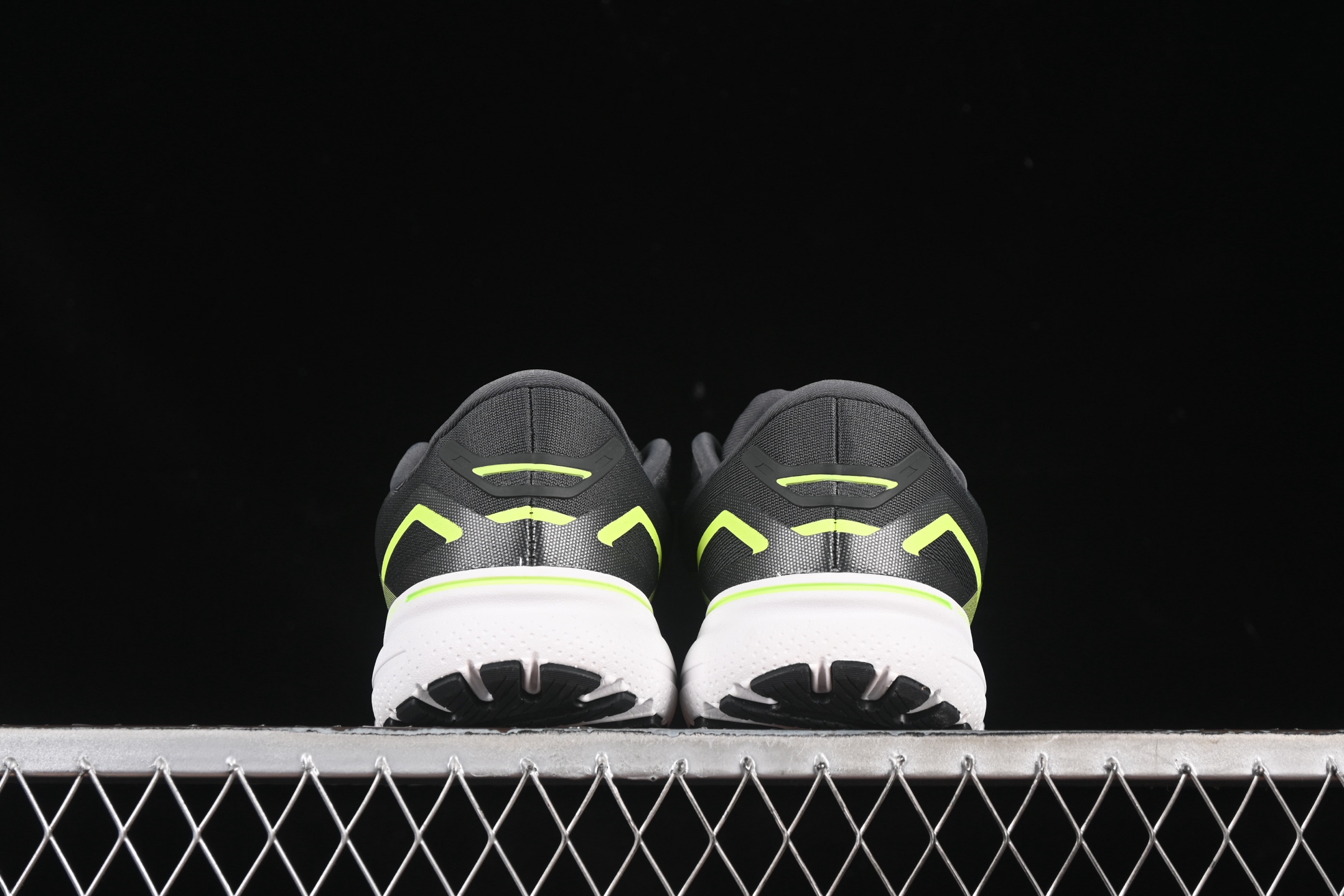 💰240纯原
Brooks Ghost 15 布鲁克斯 幽灵15系列低帮透气缓震支撑休闲运动慢跑鞋 1103931D076
#采用改进工程空气网眼组合热熔工艺 鞋面材质搭载DNA LOFT V2密度泡棉缓震系统 中底外置防滑耐磨橡胶底片 回归个性化跑姿
尺码:36 36.5 37.5 38 38.5 39 40 40.5 41 42 42.5 43 44 44.5 45 46 9.D4
