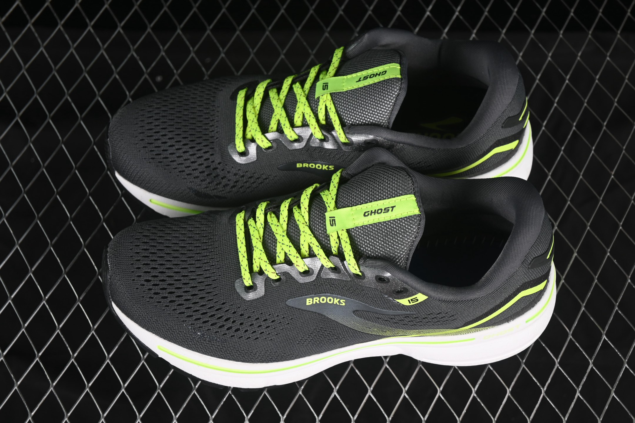 💰240纯原
Brooks Ghost 15 布鲁克斯 幽灵15系列低帮透气缓震支撑休闲运动慢跑鞋 1103931D076
#采用改进工程空气网眼组合热熔工艺 鞋面材质搭载DNA LOFT V2密度泡棉缓震系统 中底外置防滑耐磨橡胶底片 回归个性化跑姿
尺码:36 36.5 37.5 38 38.5 39 40 40.5 41 42 42.5 43 44 44.5 45 46 9.D4