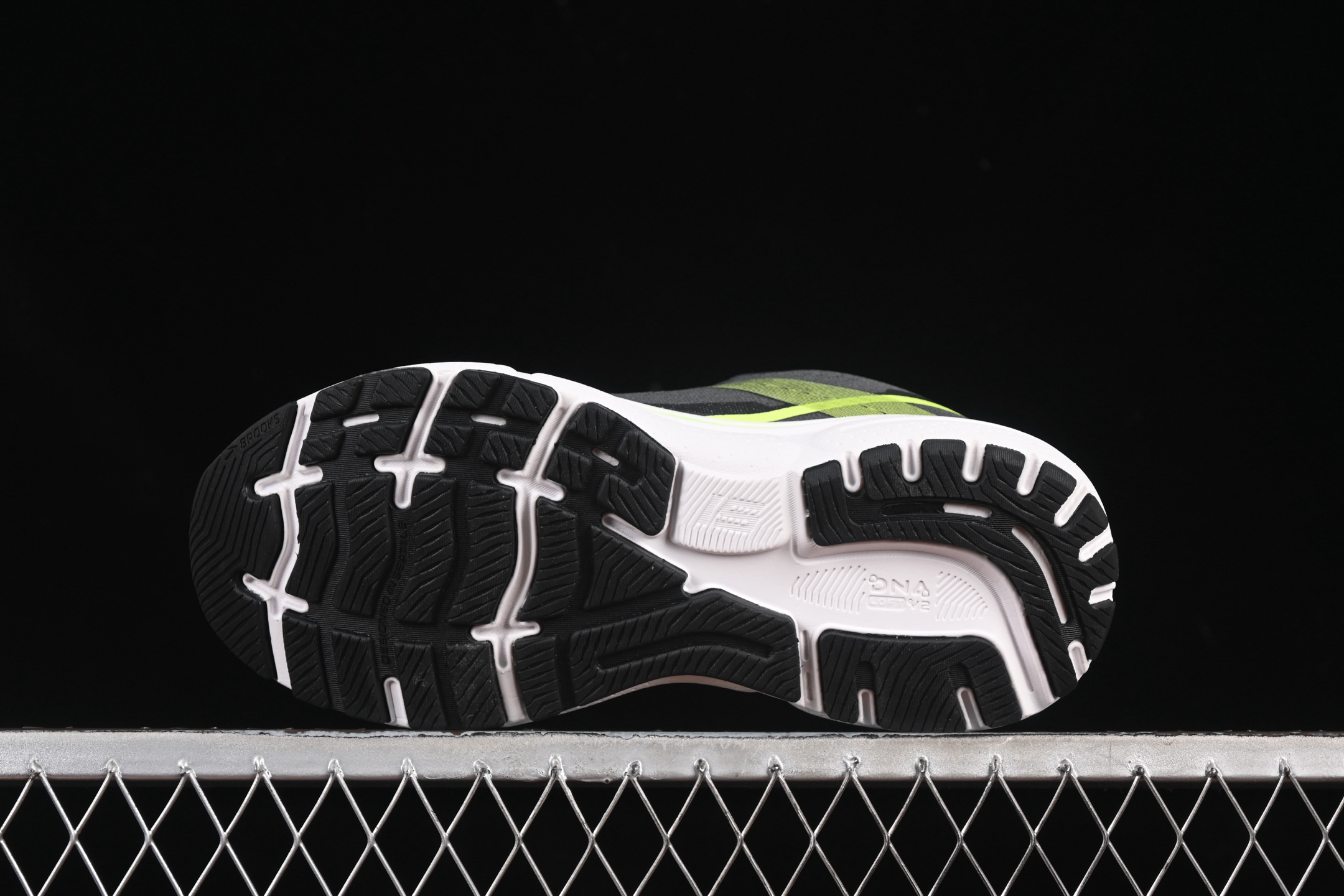 💰240纯原
Brooks Ghost 15 布鲁克斯 幽灵15系列低帮透气缓震支撑休闲运动慢跑鞋 1103931D076
#采用改进工程空气网眼组合热熔工艺 鞋面材质搭载DNA LOFT V2密度泡棉缓震系统 中底外置防滑耐磨橡胶底片 回归个性化跑姿
尺码:36 36.5 37.5 38 38.5 39 40 40.5 41 42 42.5 43 44 44.5 45 46 9.D4