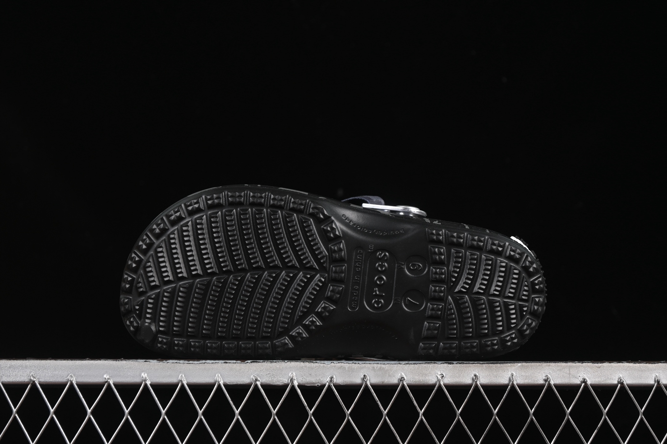 💰180纯原
 Bape x Crocs Classic Clog 卡骆驰猿人头联名迷彩印花舒适百搭洞洞鞋
尺码：M4（36-37） M5（37-38）M6（38-39）M7（39-40）M8（41-42）M9（42-43）M10（43-44）M11（45-46）标准码 B.D4