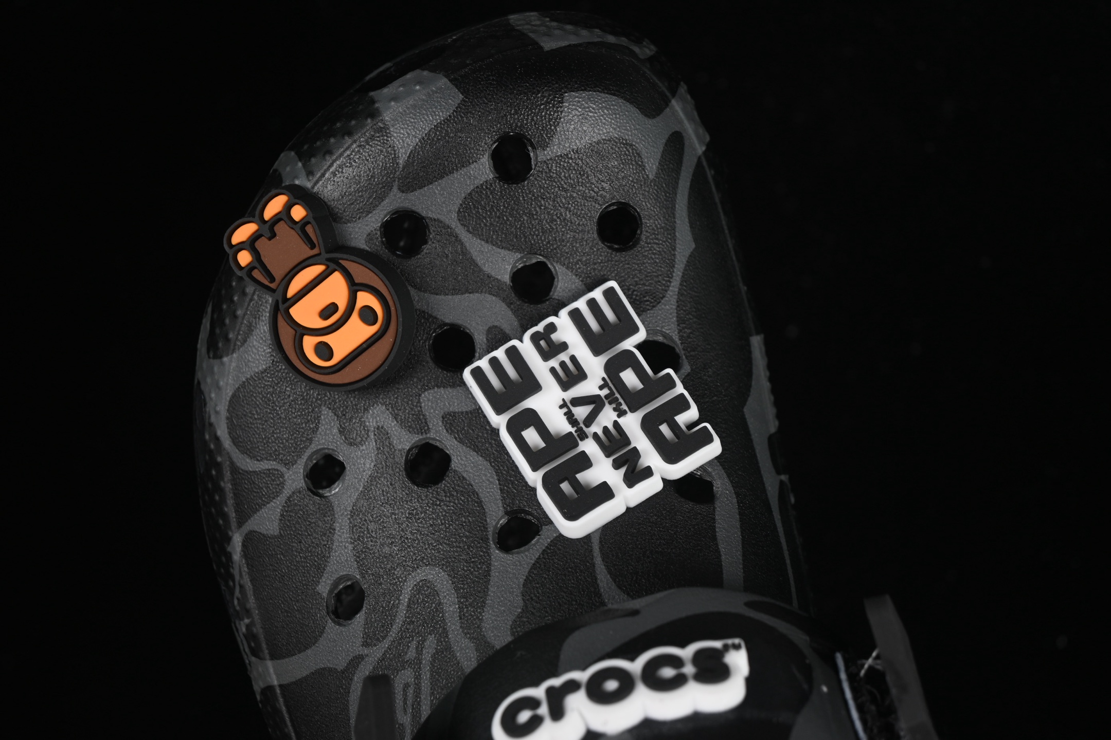 💰180纯原
 Bape x Crocs Classic Clog 卡骆驰猿人头联名迷彩印花舒适百搭洞洞鞋
尺码：M4（36-37） M5（37-38）M6（38-39）M7（39-40）M8（41-42）M9（42-43）M10（43-44）M11（45-46）标准码 B.D4