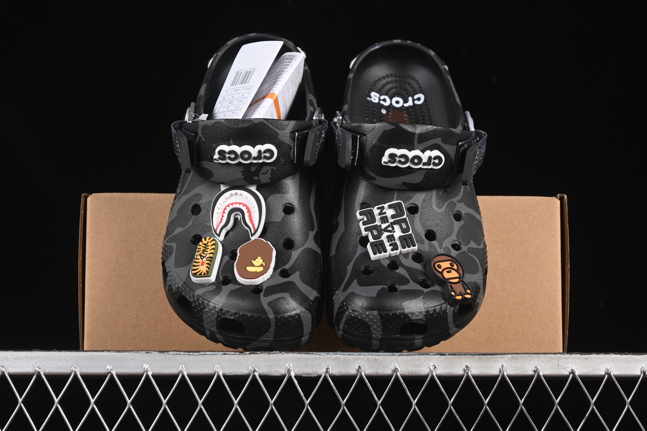 💰180纯原
 Bape x Crocs Classic Clog 卡骆驰猿人头联名迷彩印花舒适百搭洞洞鞋
尺码：M4（36-37） M5（37-38）M6（38-39）M7（39-40）M8（41-42）M9（42-43）M10（43-44）M11（45-46）标准码 B.D4