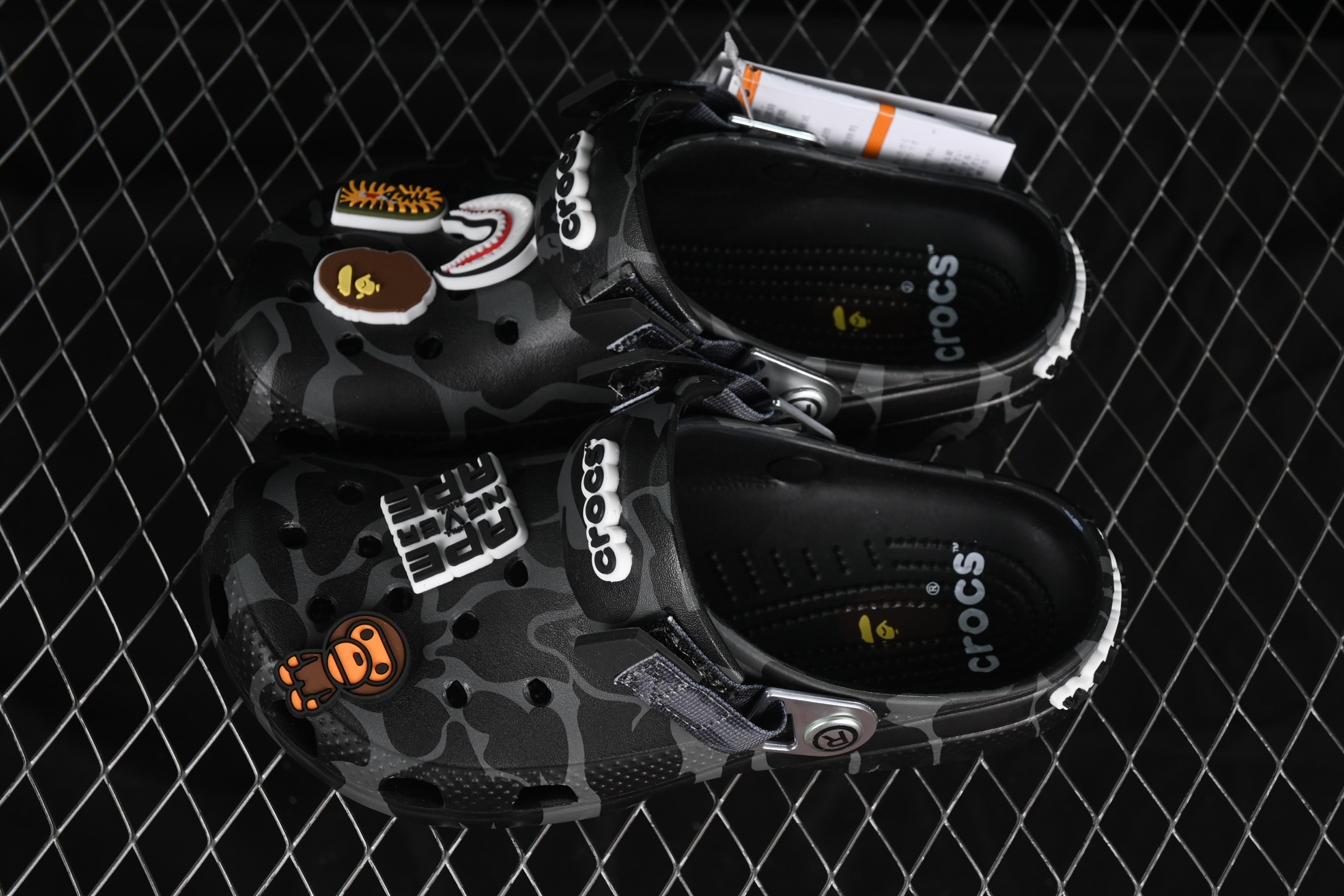 💰180纯原
 Bape x Crocs Classic Clog 卡骆驰猿人头联名迷彩印花舒适百搭洞洞鞋
尺码：M4（36-37） M5（37-38）M6（38-39）M7（39-40）M8（41-42）M9（42-43）M10（43-44）M11（45-46）标准码 B.D4