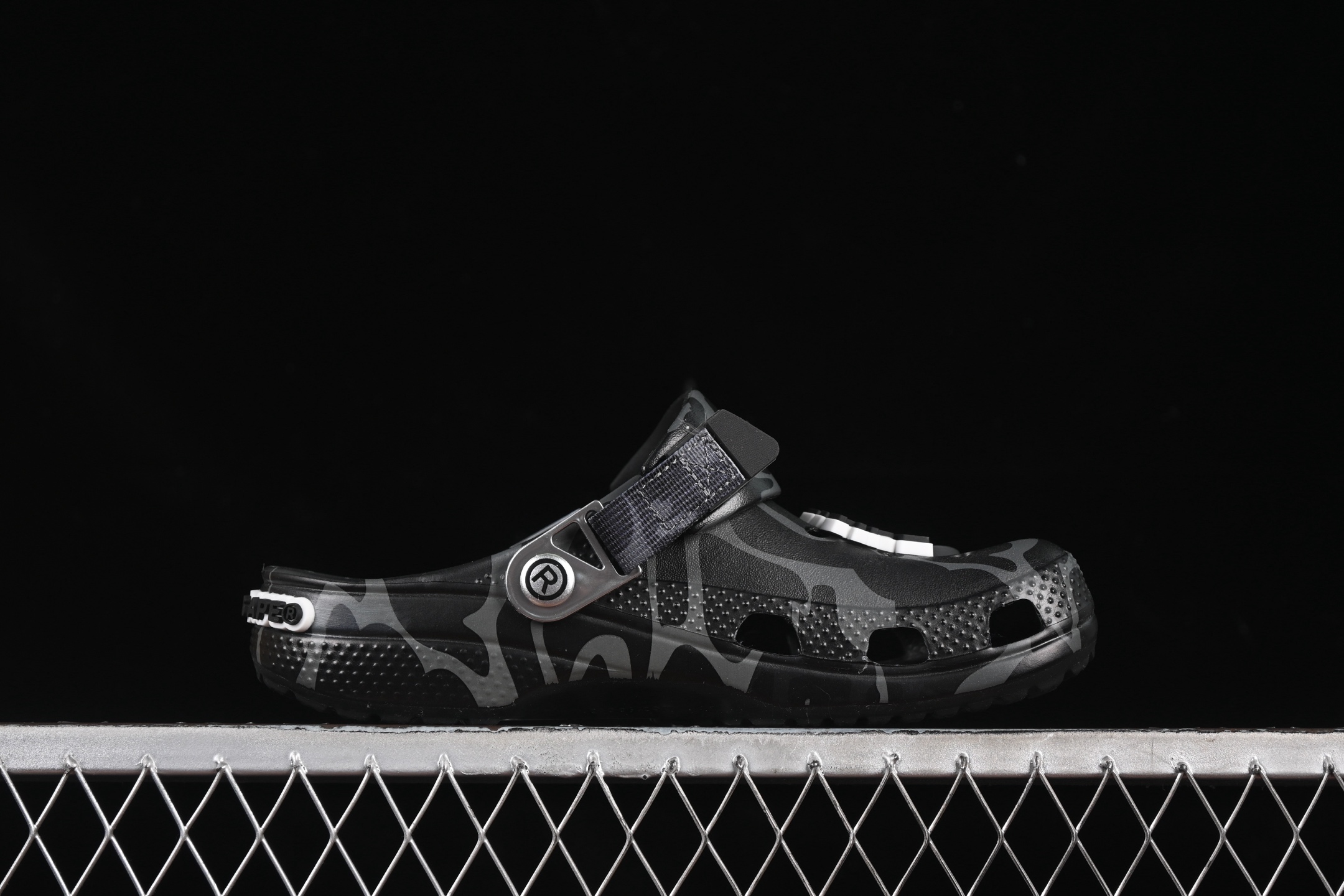 💰180纯原
 Bape x Crocs Classic Clog 卡骆驰猿人头联名迷彩印花舒适百搭洞洞鞋
尺码：M4（36-37） M5（37-38）M6（38-39）M7（39-40）M8（41-42）M9（42-43）M10（43-44）M11（45-46）标准码 B.D4