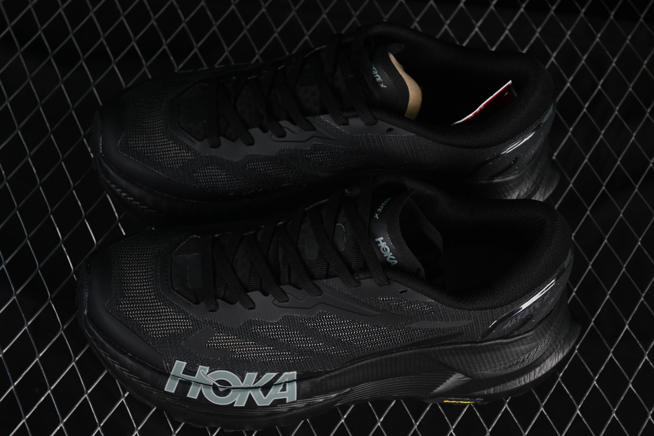 💰240纯原
Hoka Mafate Speed X 马法特厚底轻量山地跑步鞋 1161997 BBLC
#超轻量中底全部用料过3C认证! 滚动平衡科技减少33%能量消耗 !外底韧弹感十足的EVA泡绵,结合Vibram橡胶大底,性能稳定输出,无论是平时穿着还是在潮湿的梅雨季节跑步,都是非常优秀的搭配。
尺码:36 36.5 37 38 38.5 39 40 40.5 41 42 42.5 43 44 45 G.D4