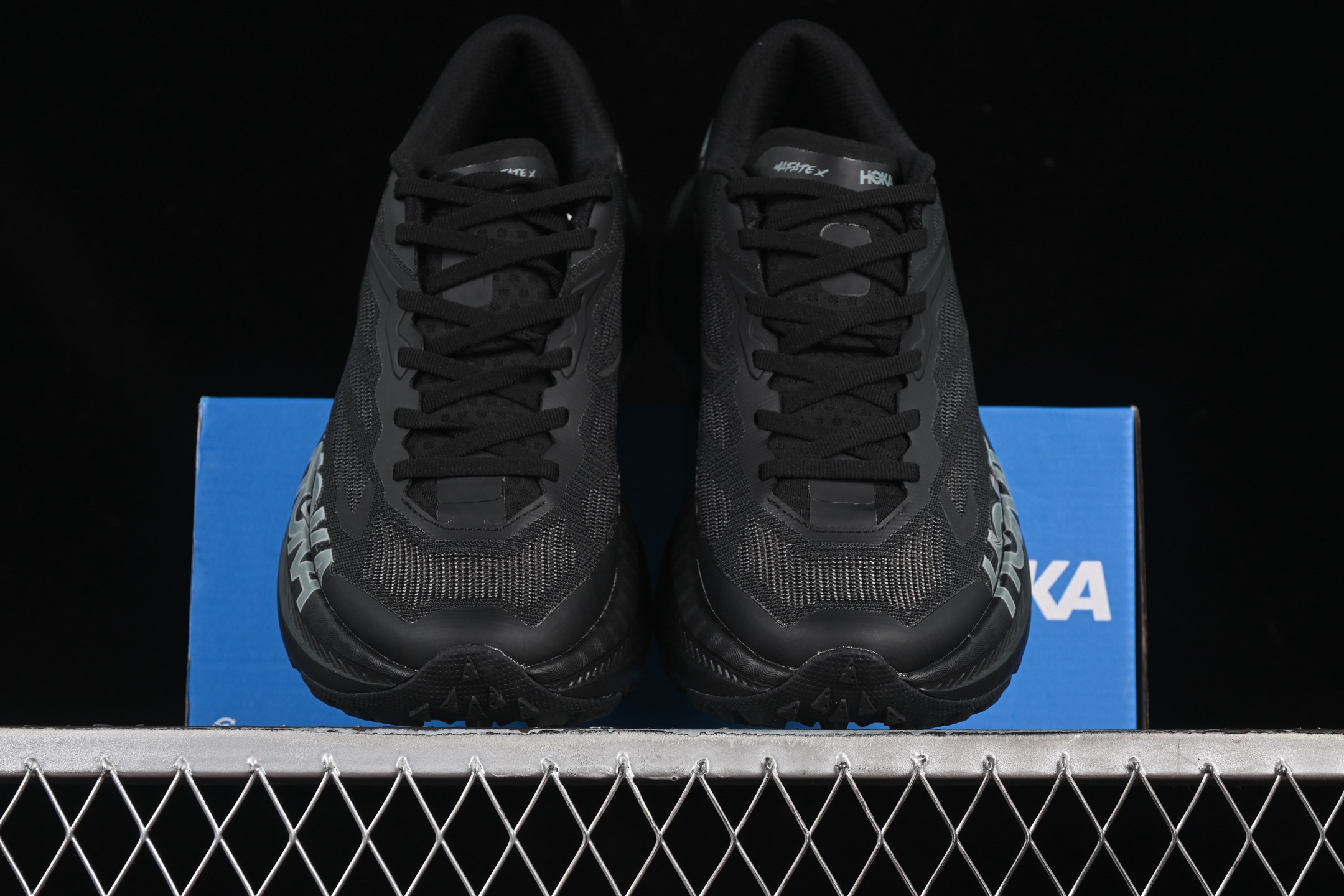 💰240纯原
Hoka Mafate Speed X 马法特厚底轻量山地跑步鞋 1161997 BBLC
#超轻量中底全部用料过3C认证! 滚动平衡科技减少33%能量消耗 !外底韧弹感十足的EVA泡绵,结合Vibram橡胶大底,性能稳定输出,无论是平时穿着还是在潮湿的梅雨季节跑步,都是非常优秀的搭配。
尺码:36 36.5 37 38 38.5 39 40 40.5 41 42 42.5 43 44 45 G.D4