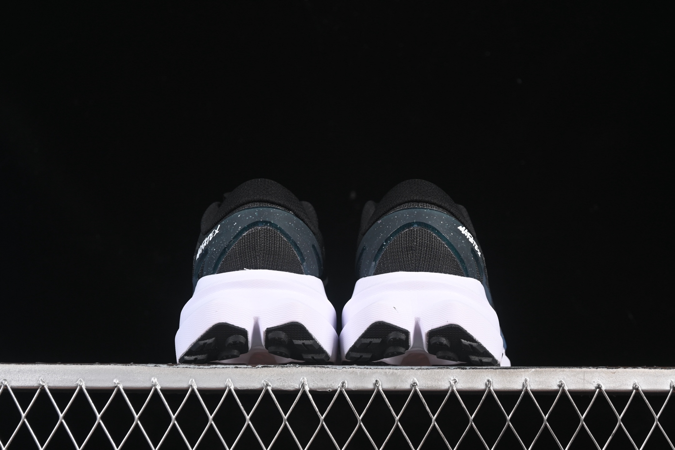 💰240纯原
 Hoka Mafate Speed X 马法特厚底轻量山地跑步鞋 1161995 BYST
#超轻量中底全部用料过3C认证！ 滚动平衡科技减少33%能量消耗 ！外底韧弹感十足的EVA泡绵，结合Vibram橡胶大底，性能稳定输出，无论是平时穿着还是在潮湿的梅雨季节跑步，都是非常优秀的搭配。
尺码：36 36.5 37 38 38.5 39 40 40.5 41 42 42.5 43 44 45 G.D4