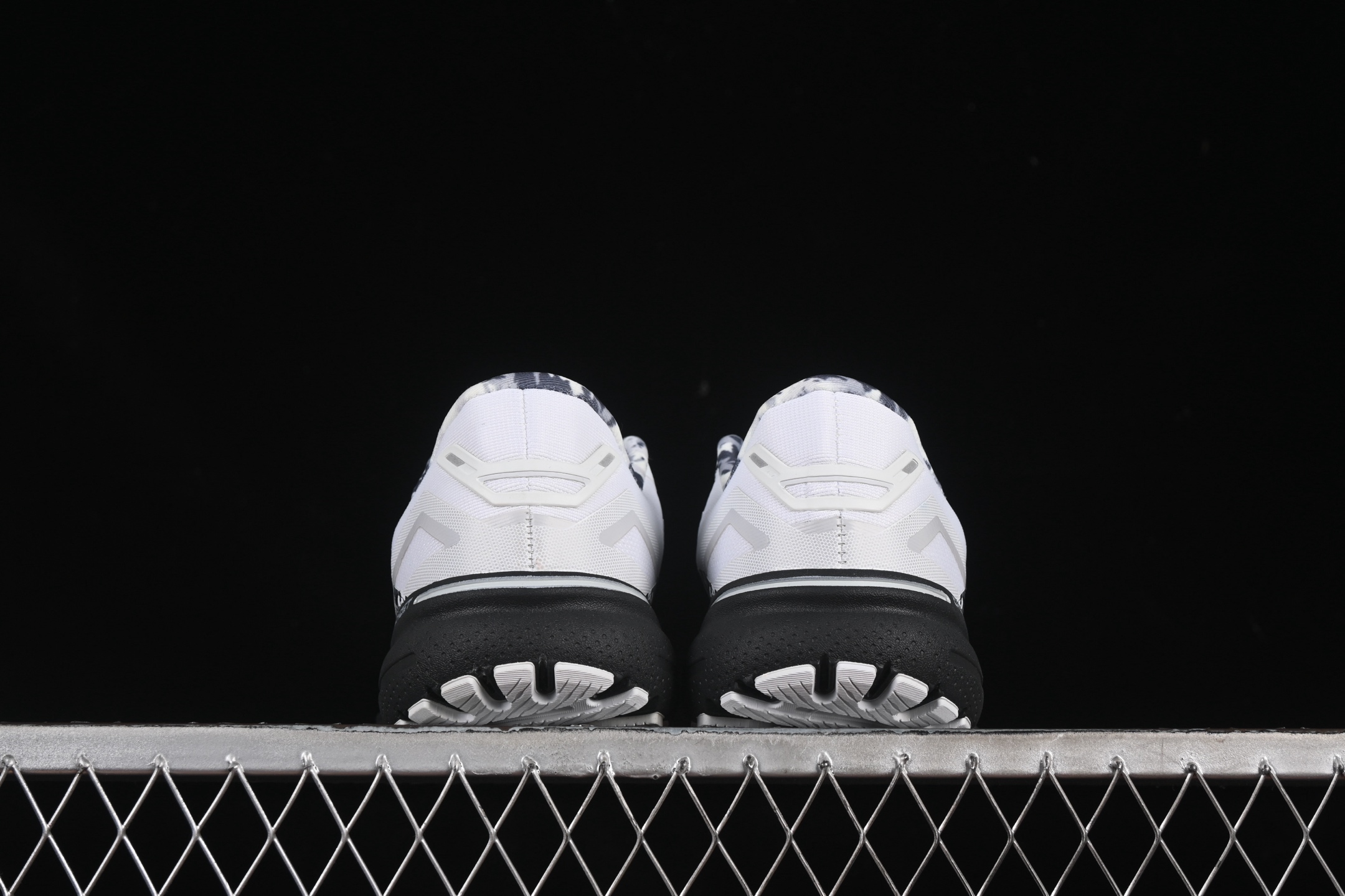 💰240纯原
Brooks Ghost 15 布鲁克斯 幽灵15系列低帮透气缓震支撑休闲运动慢跑鞋 1203801B149
#采用改进工程空气网眼组合热熔工艺 鞋面材质搭载DNA LOFT V2密度泡棉缓震系统 中底外置防滑耐磨橡胶底片 回归个性化跑姿
尺码:36 36.5 37.5 38 38.5 39 40 40.5 41 42 42.5 43 44 44.5 45 46 9.D4