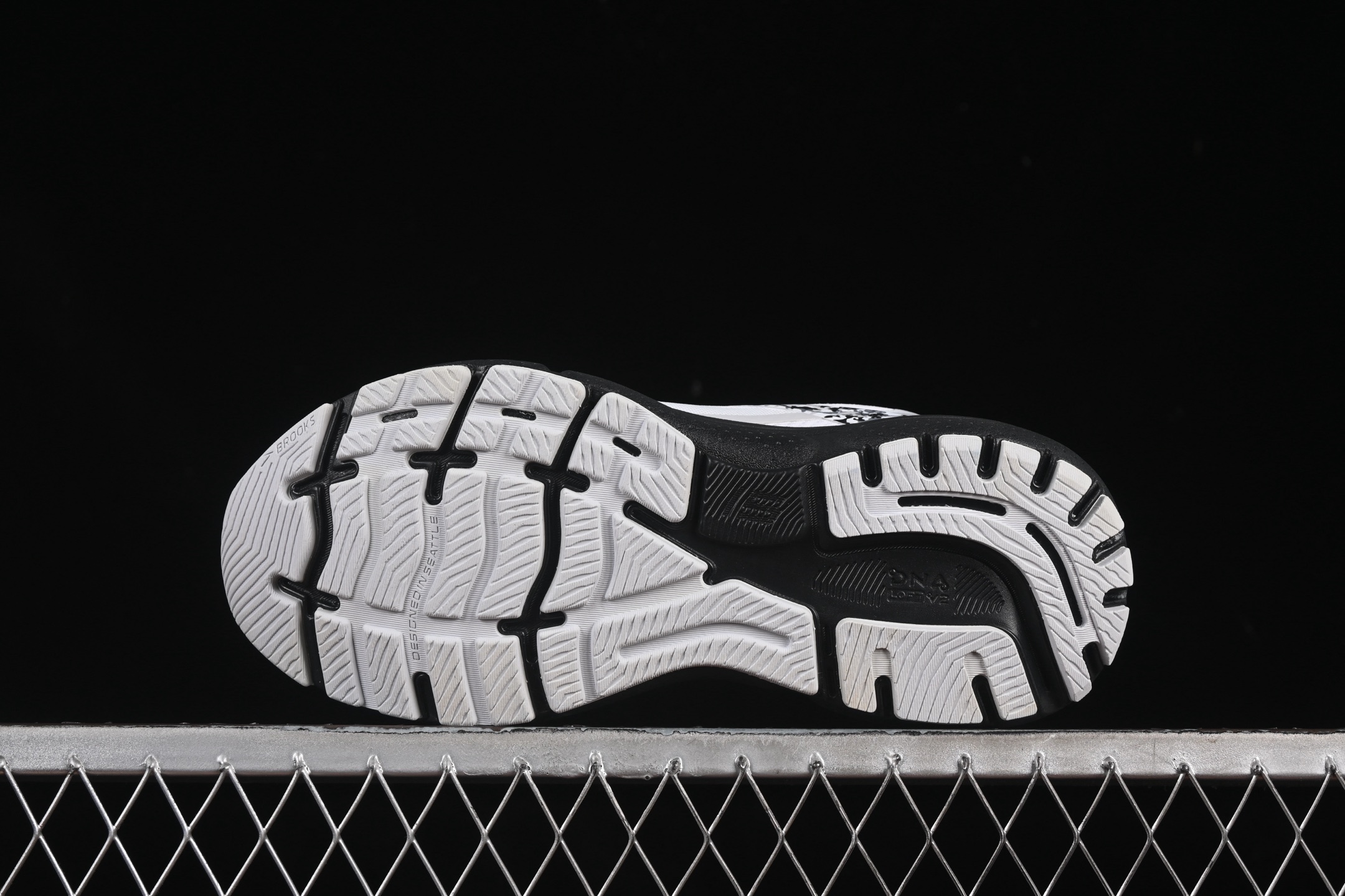 💰240纯原
Brooks Ghost 15 布鲁克斯 幽灵15系列低帮透气缓震支撑休闲运动慢跑鞋 1203801B149
#采用改进工程空气网眼组合热熔工艺 鞋面材质搭载DNA LOFT V2密度泡棉缓震系统 中底外置防滑耐磨橡胶底片 回归个性化跑姿
尺码:36 36.5 37.5 38 38.5 39 40 40.5 41 42 42.5 43 44 44.5 45 46 9.D4