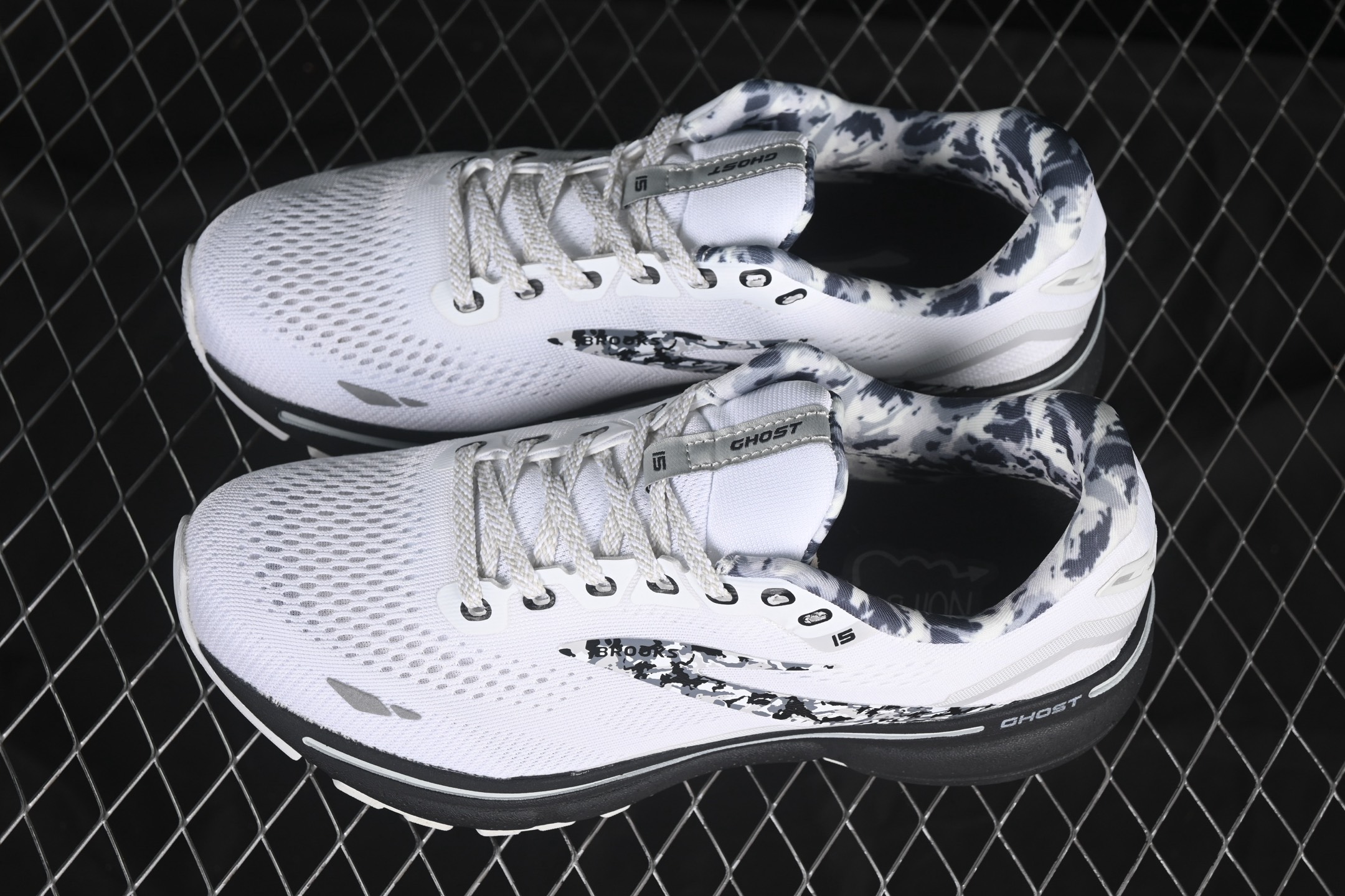 💰240纯原
Brooks Ghost 15 布鲁克斯 幽灵15系列低帮透气缓震支撑休闲运动慢跑鞋 1203801B149
#采用改进工程空气网眼组合热熔工艺 鞋面材质搭载DNA LOFT V2密度泡棉缓震系统 中底外置防滑耐磨橡胶底片 回归个性化跑姿
尺码:36 36.5 37.5 38 38.5 39 40 40.5 41 42 42.5 43 44 44.5 45 46 9.D4