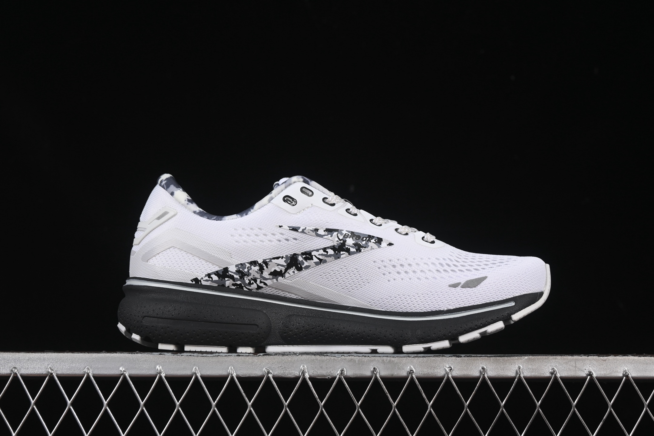 💰240纯原
Brooks Ghost 15 布鲁克斯 幽灵15系列低帮透气缓震支撑休闲运动慢跑鞋 1203801B149
#采用改进工程空气网眼组合热熔工艺 鞋面材质搭载DNA LOFT V2密度泡棉缓震系统 中底外置防滑耐磨橡胶底片 回归个性化跑姿
尺码:36 36.5 37.5 38 38.5 39 40 40.5 41 42 42.5 43 44 44.5 45 46 9.D4
