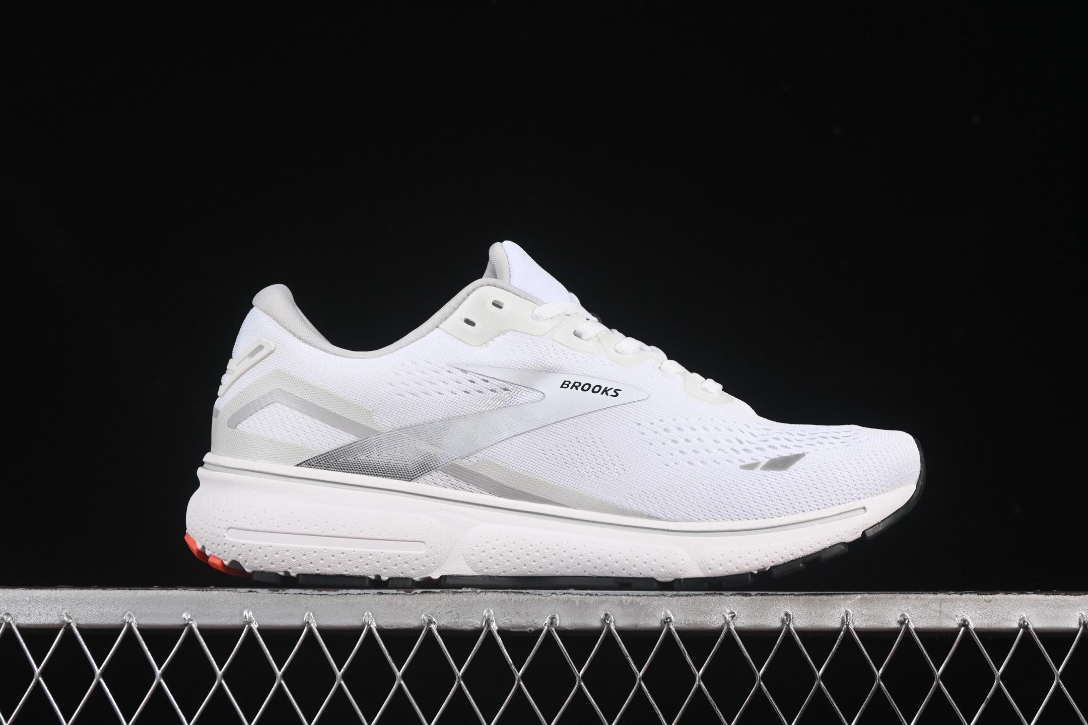 💰240纯原
Brooks Ghost 15 布鲁克斯 幽灵15系列低帮透气缓震支撑休闲运动慢跑鞋 1103931D184
#采用改进工程空气网眼组合热熔工艺 鞋面材质搭载DNA LOFT V2密度泡棉缓震系统 中底外置防滑耐磨橡胶底片 回归个性化跑姿
尺码:36 36.5 37.5 38 38.5 39 40 40.5 41 42 42.5 43 44 44.5 45 46 9.D4