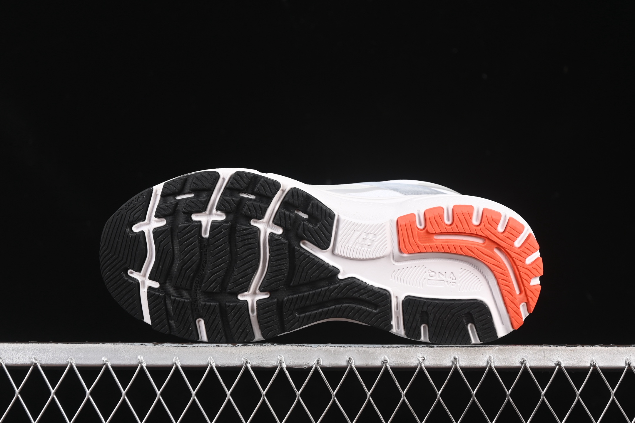 💰240纯原
Brooks Ghost 15 布鲁克斯 幽灵15系列低帮透气缓震支撑休闲运动慢跑鞋 1103931D184
#采用改进工程空气网眼组合热熔工艺 鞋面材质搭载DNA LOFT V2密度泡棉缓震系统 中底外置防滑耐磨橡胶底片 回归个性化跑姿
尺码:36 36.5 37.5 38 38.5 39 40 40.5 41 42 42.5 43 44 44.5 45 46 9.D4