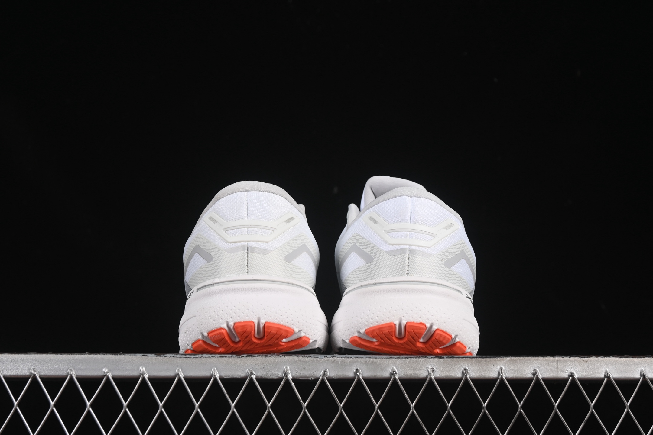 💰240纯原
Brooks Ghost 15 布鲁克斯 幽灵15系列低帮透气缓震支撑休闲运动慢跑鞋 1103931D184
#采用改进工程空气网眼组合热熔工艺 鞋面材质搭载DNA LOFT V2密度泡棉缓震系统 中底外置防滑耐磨橡胶底片 回归个性化跑姿
尺码:36 36.5 37.5 38 38.5 39 40 40.5 41 42 42.5 43 44 44.5 45 46 9.D4