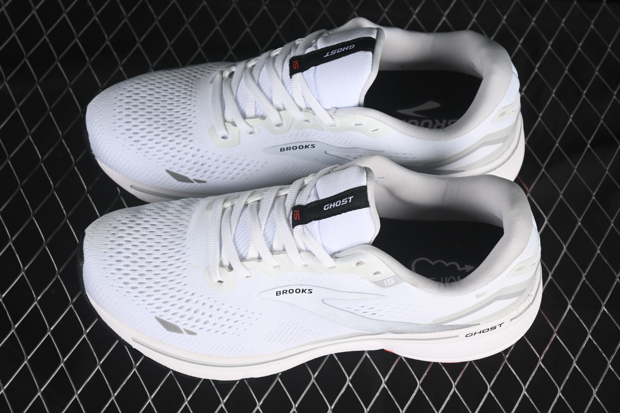 💰240纯原
Brooks Ghost 15 布鲁克斯 幽灵15系列低帮透气缓震支撑休闲运动慢跑鞋 1103931D184
#采用改进工程空气网眼组合热熔工艺 鞋面材质搭载DNA LOFT V2密度泡棉缓震系统 中底外置防滑耐磨橡胶底片 回归个性化跑姿
尺码:36 36.5 37.5 38 38.5 39 40 40.5 41 42 42.5 43 44 44.5 45 46 9.D4