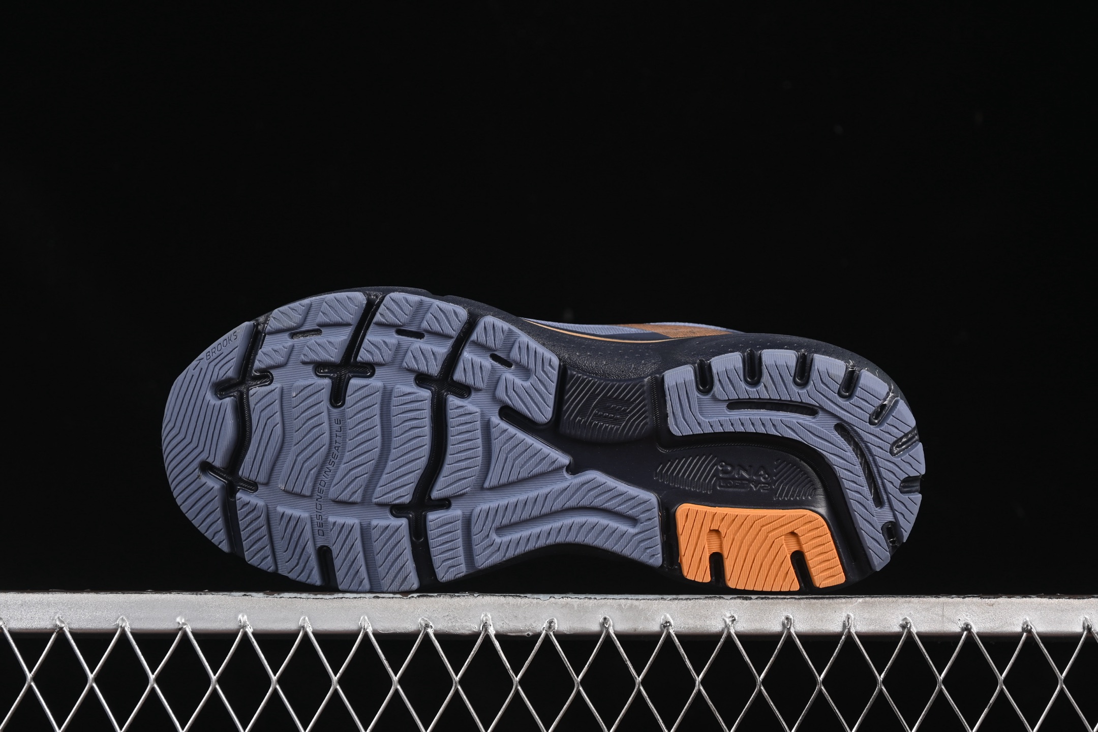 💰240纯原
Brooks Ghost 15 布鲁克斯 幽灵15系列低帮透气缓震支撑休闲运动慢跑鞋 1103931D025
#采用改进工程空气网眼组合热熔工艺 鞋面材质搭载DNA LOFT V2密度泡棉缓震系统 中底外置防滑耐磨橡胶底片 回归个性化跑姿
尺码:36 36.5 37.5 38 38.5 39 40 40.5 41 42 42.5 43 44 44.5 45 46 9.D4