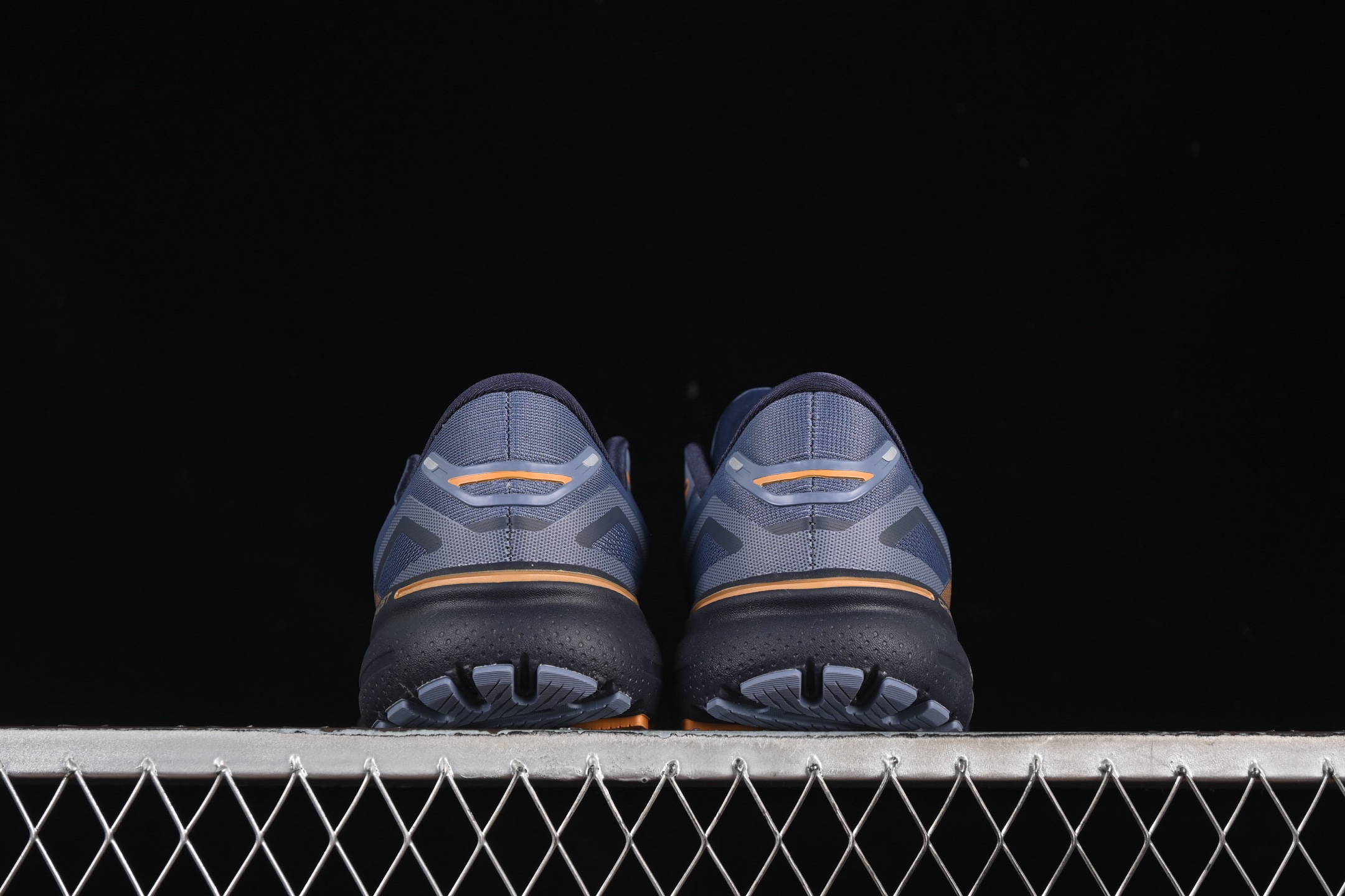 💰240纯原
Brooks Ghost 15 布鲁克斯 幽灵15系列低帮透气缓震支撑休闲运动慢跑鞋 1103931D025
#采用改进工程空气网眼组合热熔工艺 鞋面材质搭载DNA LOFT V2密度泡棉缓震系统 中底外置防滑耐磨橡胶底片 回归个性化跑姿
尺码:36 36.5 37.5 38 38.5 39 40 40.5 41 42 42.5 43 44 44.5 45 46 9.D4