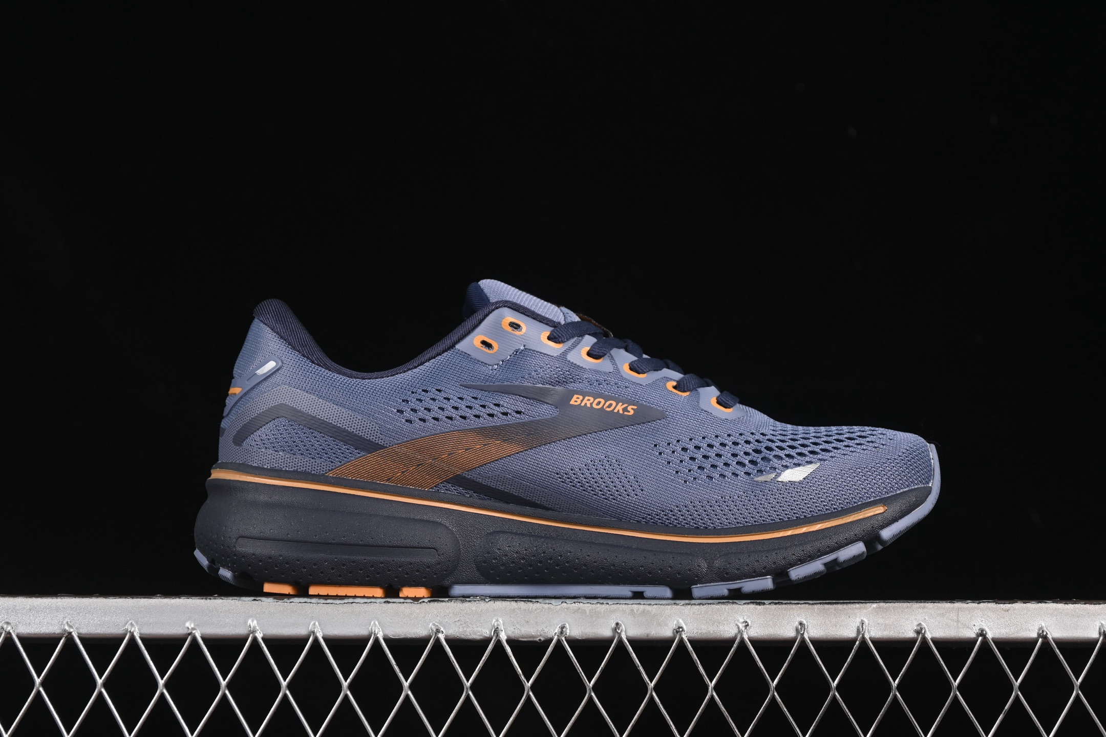 💰240纯原
Brooks Ghost 15 布鲁克斯 幽灵15系列低帮透气缓震支撑休闲运动慢跑鞋 1103931D025
#采用改进工程空气网眼组合热熔工艺 鞋面材质搭载DNA LOFT V2密度泡棉缓震系统 中底外置防滑耐磨橡胶底片 回归个性化跑姿
尺码:36 36.5 37.5 38 38.5 39 40 40.5 41 42 42.5 43 44 44.5 45 46 9.D4