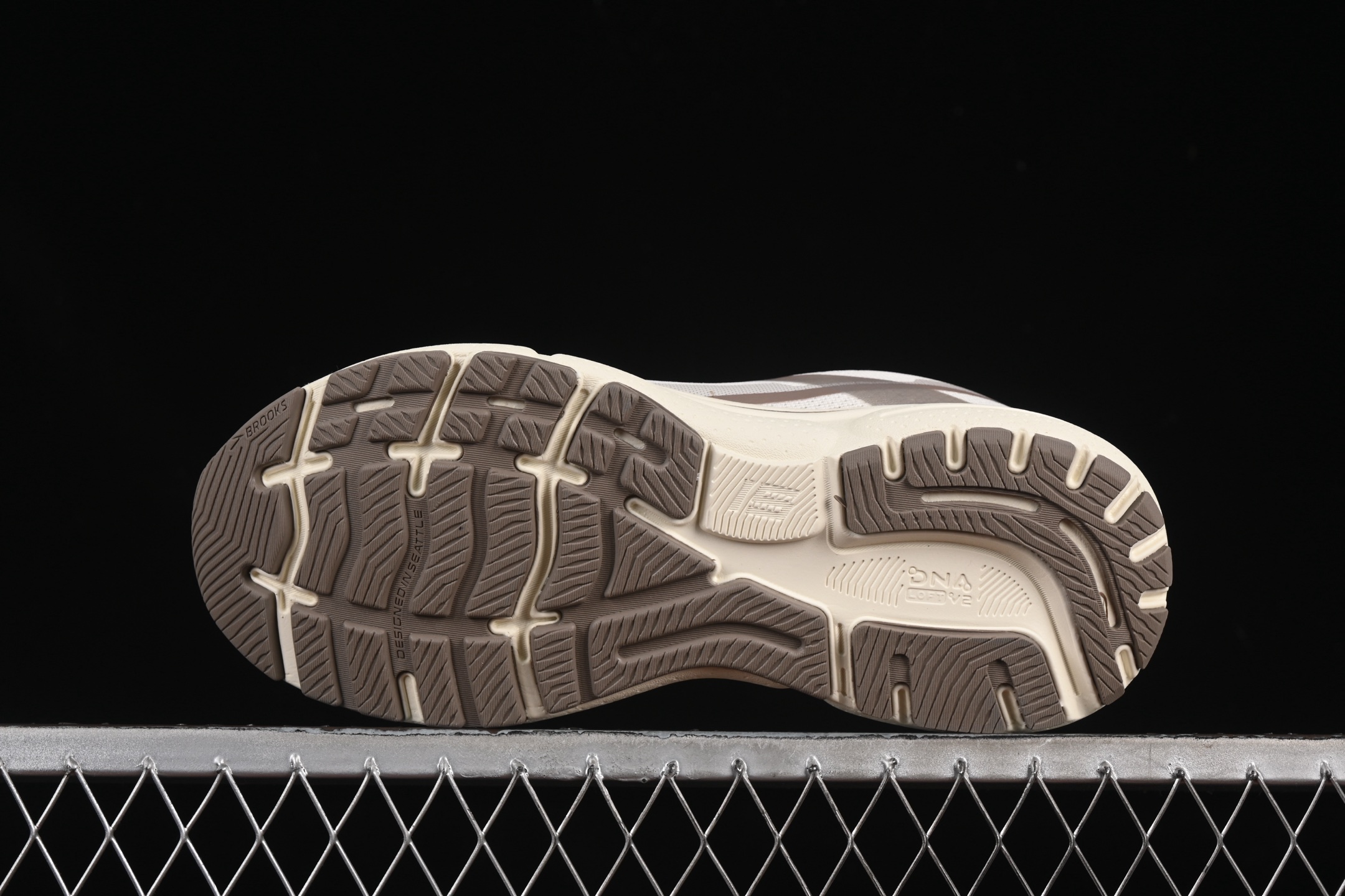 💰240纯原
Brooks Ghost 15 布鲁克斯 幽灵15系列低帮透气缓震支撑休闲运动慢跑鞋 1103931D112
#采用改进工程空气网眼组合热熔工艺 鞋面材质搭载DNA LOFT V2密度泡棉缓震系统 中底外置防滑耐磨橡胶底片 回归个性化跑姿
尺码:36 36.5 37.5 38 38.5 39 40 40.5 41 42 42.5 43 44 44.5 45 46 9.D4
