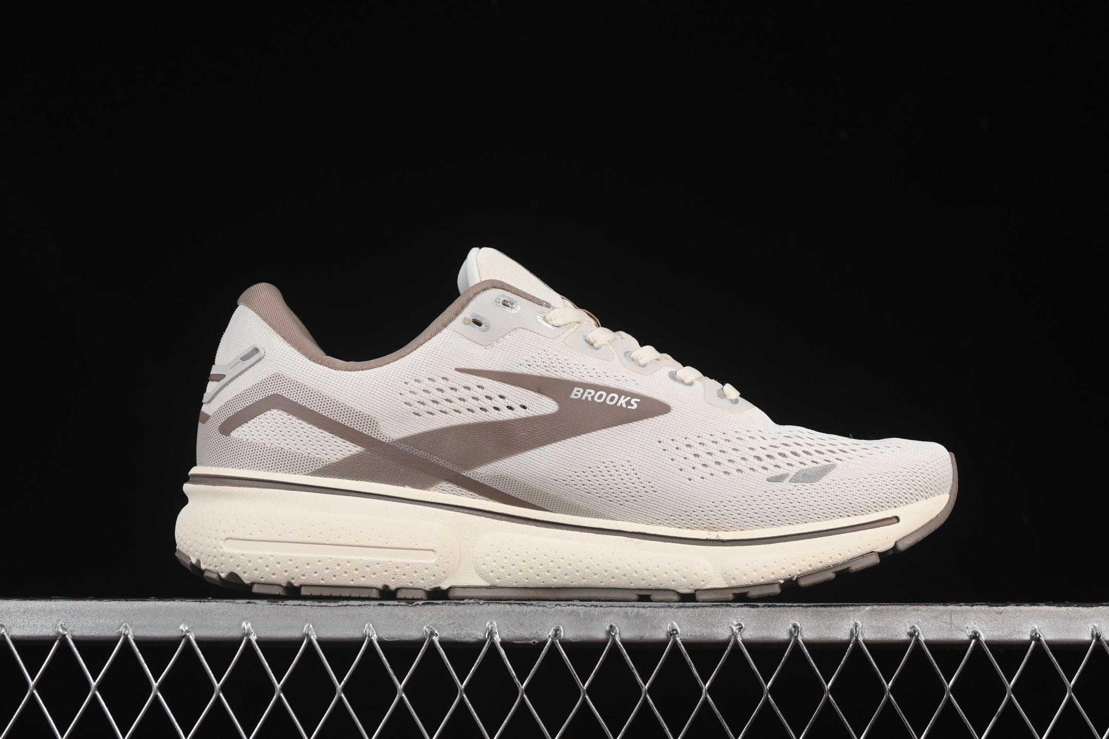 💰240纯原
Brooks Ghost 15 布鲁克斯 幽灵15系列低帮透气缓震支撑休闲运动慢跑鞋 1103931D112
#采用改进工程空气网眼组合热熔工艺 鞋面材质搭载DNA LOFT V2密度泡棉缓震系统 中底外置防滑耐磨橡胶底片 回归个性化跑姿
尺码:36 36.5 37.5 38 38.5 39 40 40.5 41 42 42.5 43 44 44.5 45 46 9.D4