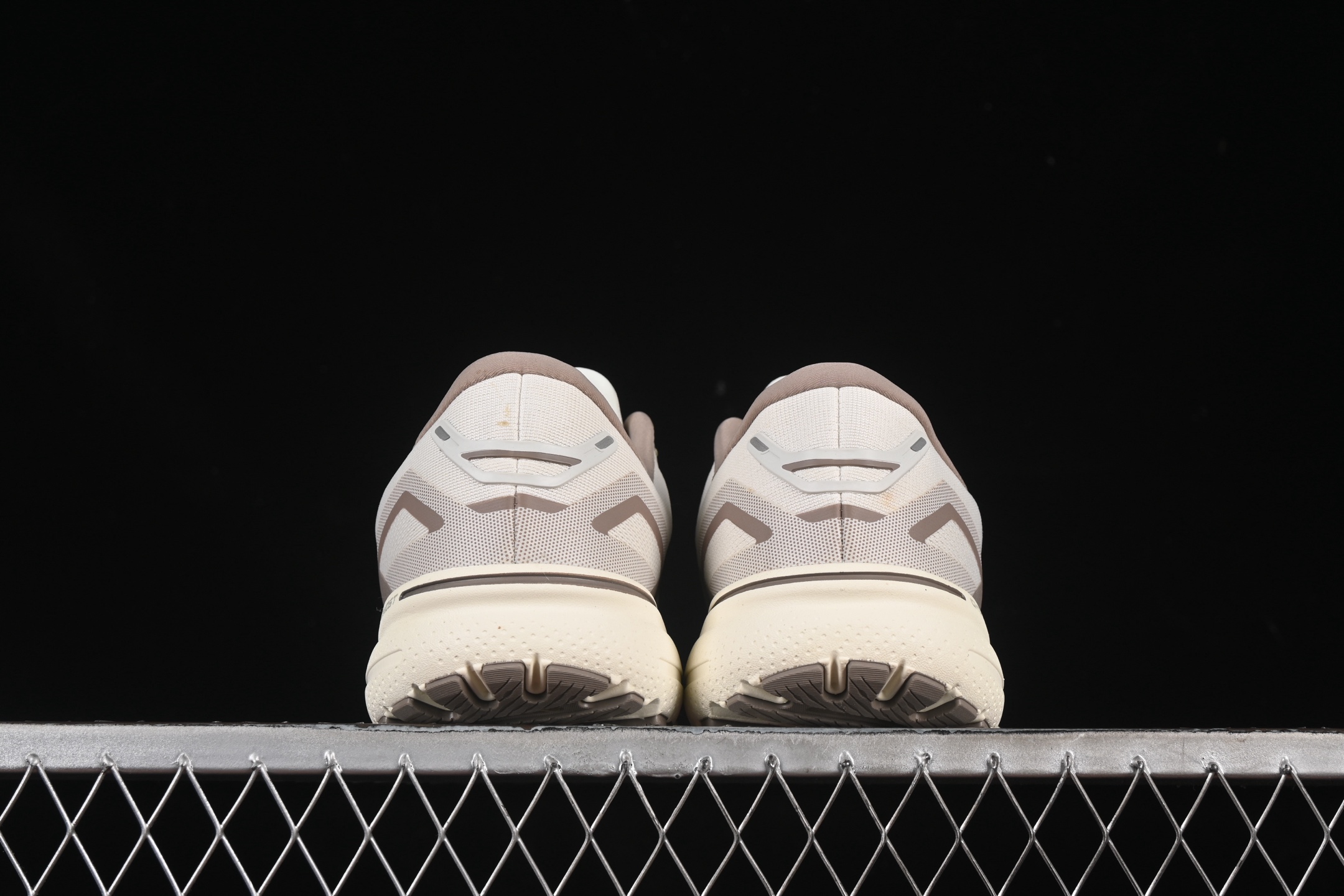 💰240纯原
Brooks Ghost 15 布鲁克斯 幽灵15系列低帮透气缓震支撑休闲运动慢跑鞋 1103931D112
#采用改进工程空气网眼组合热熔工艺 鞋面材质搭载DNA LOFT V2密度泡棉缓震系统 中底外置防滑耐磨橡胶底片 回归个性化跑姿
尺码:36 36.5 37.5 38 38.5 39 40 40.5 41 42 42.5 43 44 44.5 45 46 9.D4