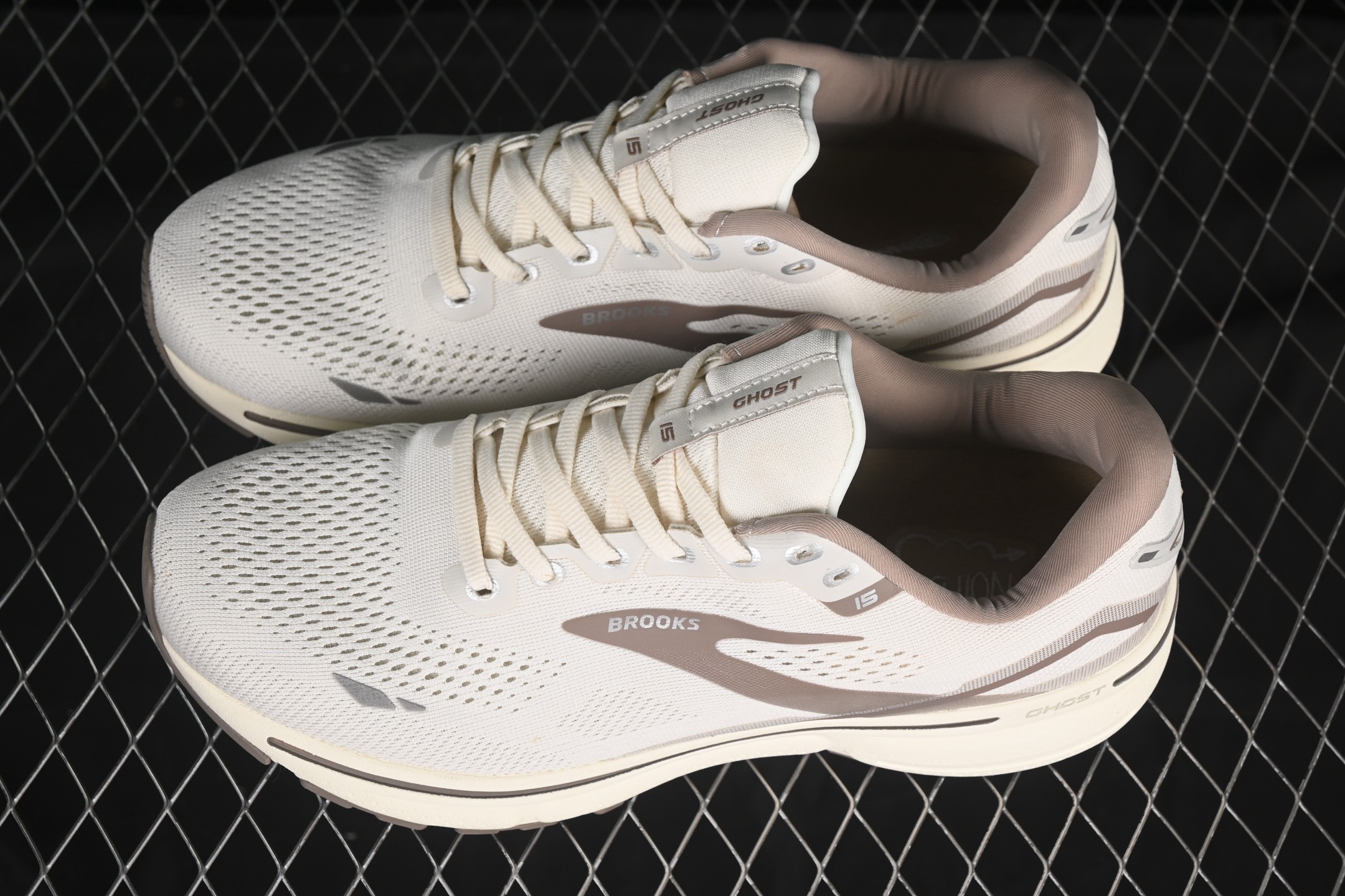 💰240纯原
Brooks Ghost 15 布鲁克斯 幽灵15系列低帮透气缓震支撑休闲运动慢跑鞋 1103931D112
#采用改进工程空气网眼组合热熔工艺 鞋面材质搭载DNA LOFT V2密度泡棉缓震系统 中底外置防滑耐磨橡胶底片 回归个性化跑姿
尺码:36 36.5 37.5 38 38.5 39 40 40.5 41 42 42.5 43 44 44.5 45 46 9.D4