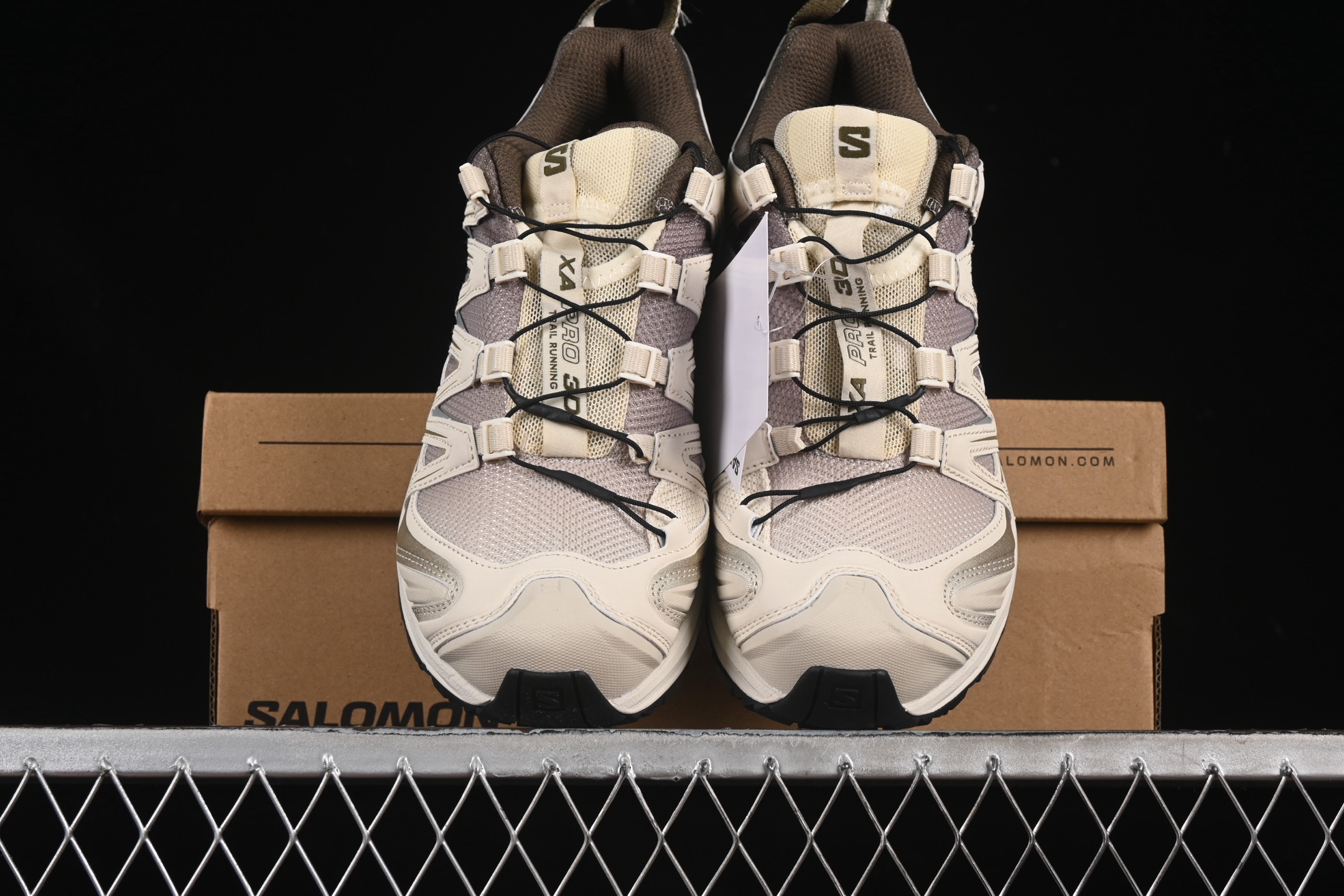 💰360纯原
Salomon XA PRO 3D 萨洛蒙户外越野跑鞋 478848-23
#鞋面采用SENSIFIT贴合技术 全方位贴合包裹脚型 鞋跟部鞋底牵引设计 提供强大的抓地性能 更适应野外崎岖不平的道路 其3D ADVANCED CHASSIS底盘 材料轻量大化 钉齿设计更具稳定性、防护性 鞋底易磨损区运用CONTAGRIP高耐磨材料 应对城市硬质路面长距离跑考验
尺码:36 36.5 37 38 38.5 39 40 40.5 41 42 42.5 43 44 44.5 45 46 HCD4