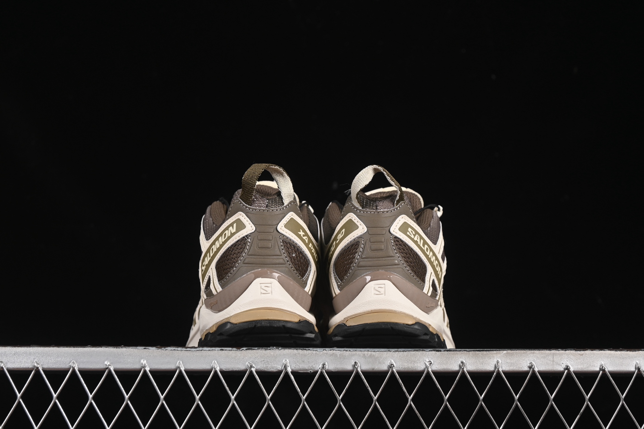 💰360纯原
Salomon XA PRO 3D 萨洛蒙户外越野跑鞋 478848-23
#鞋面采用SENSIFIT贴合技术 全方位贴合包裹脚型 鞋跟部鞋底牵引设计 提供强大的抓地性能 更适应野外崎岖不平的道路 其3D ADVANCED CHASSIS底盘 材料轻量大化 钉齿设计更具稳定性、防护性 鞋底易磨损区运用CONTAGRIP高耐磨材料 应对城市硬质路面长距离跑考验
尺码:36 36.5 37 38 38.5 39 40 40.5 41 42 42.5 43 44 44.5 45 46 HCD4