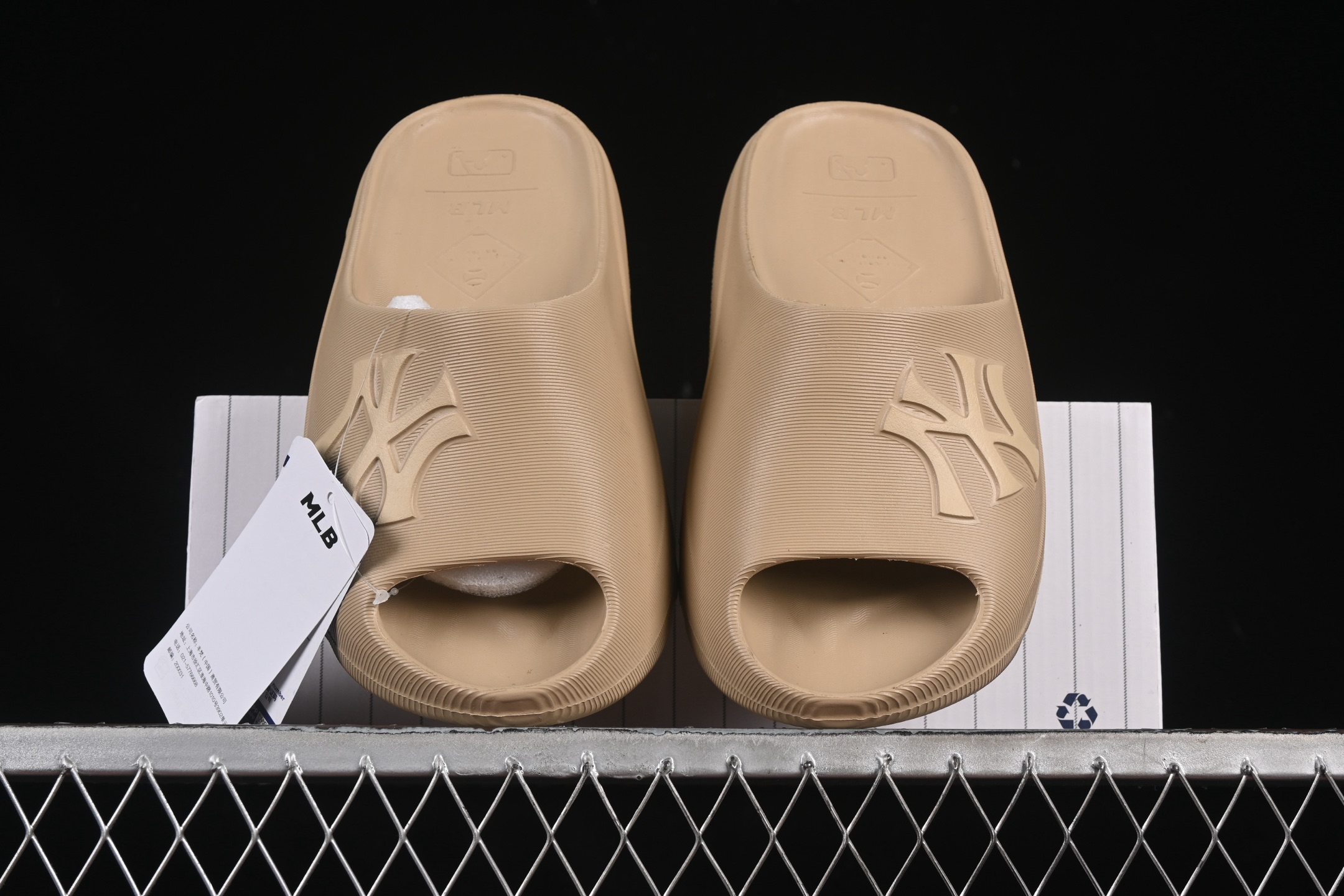 💰160纯原
NY MLB Skipper Slide 纽约洋基队 夏季休闲拖鞋 3ALPS015350SAS
尺码：35 36 36.5 37.5 38 38.5 39 40 40.5 41 42 42.5 43 44 N.C3