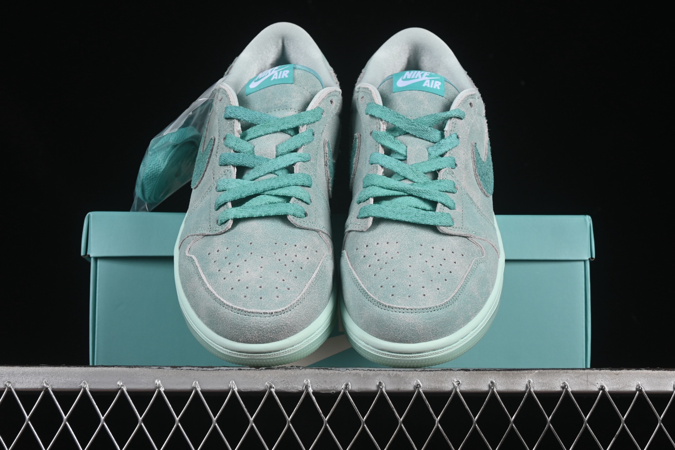 💰200公司级💰240纯原
Air Jordan 1 Low "Washed Teal" AJ1 乔1冰感薄荷 低帮文化休闲板鞋 HQ8111-300
#鞋款采用水洗青色色调搭配翻毛皮鞋面,为 1985 年经典元年版本注入冰感薄荷的新鲜气息。鞋舌处的 Nike Air 标志和后跟的 Wing 标志述彰显了该鞋款的历史渊源。透明鞋底为整体格调增添了清新的亮点。
尺码:36 36.5 37.5 38 38.5 39 40 40.5 41 42 42.5 43 44 44.5 45 46 99C3