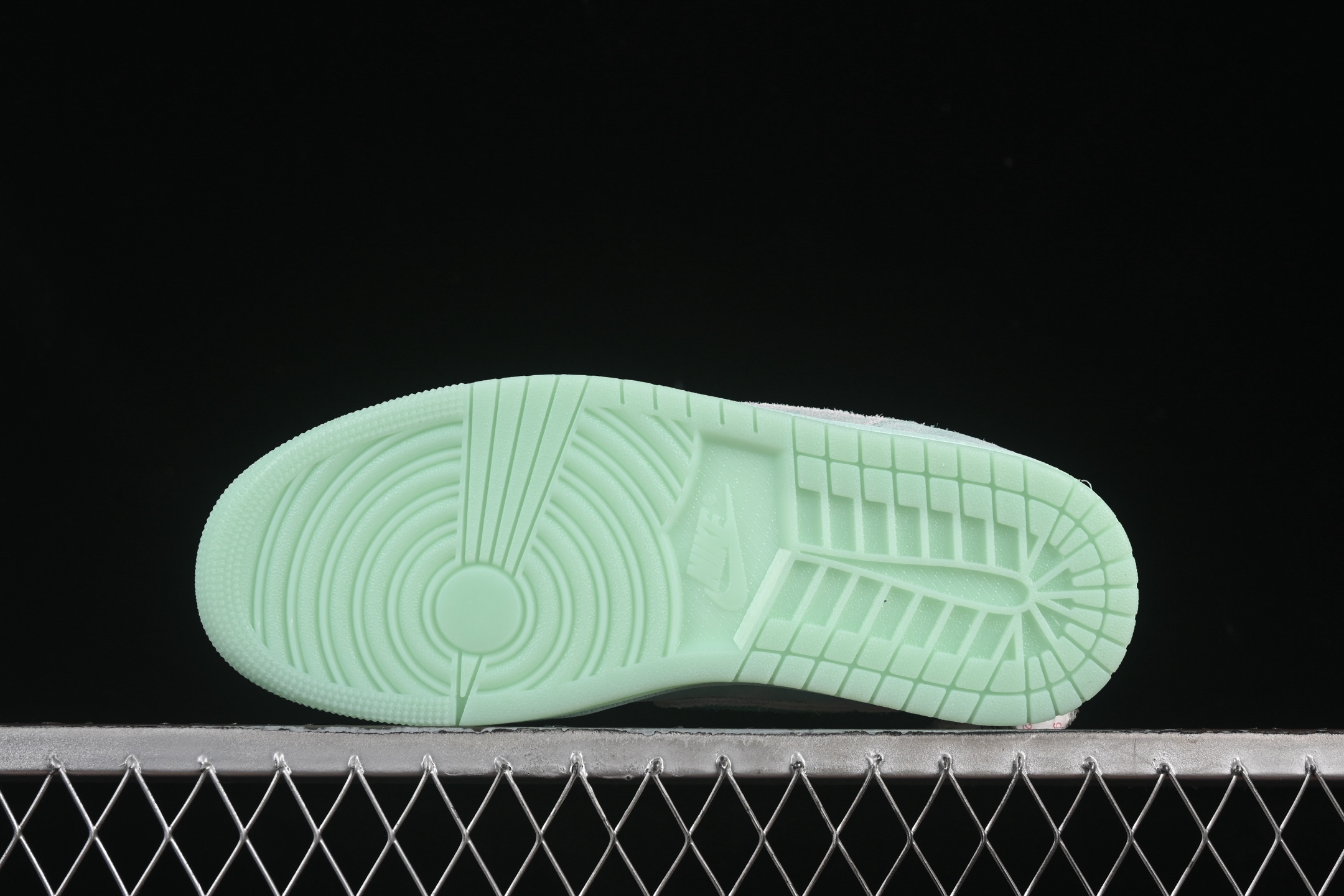 💰200公司级💰240纯原
Air Jordan 1 Low "Washed Teal" AJ1 乔1冰感薄荷 低帮文化休闲板鞋 HQ8111-300
#鞋款采用水洗青色色调搭配翻毛皮鞋面,为 1985 年经典元年版本注入冰感薄荷的新鲜气息。鞋舌处的 Nike Air 标志和后跟的 Wing 标志述彰显了该鞋款的历史渊源。透明鞋底为整体格调增添了清新的亮点。
尺码:36 36.5 37.5 38 38.5 39 40 40.5 41 42 42.5 43 44 44.5 45 46 99C3