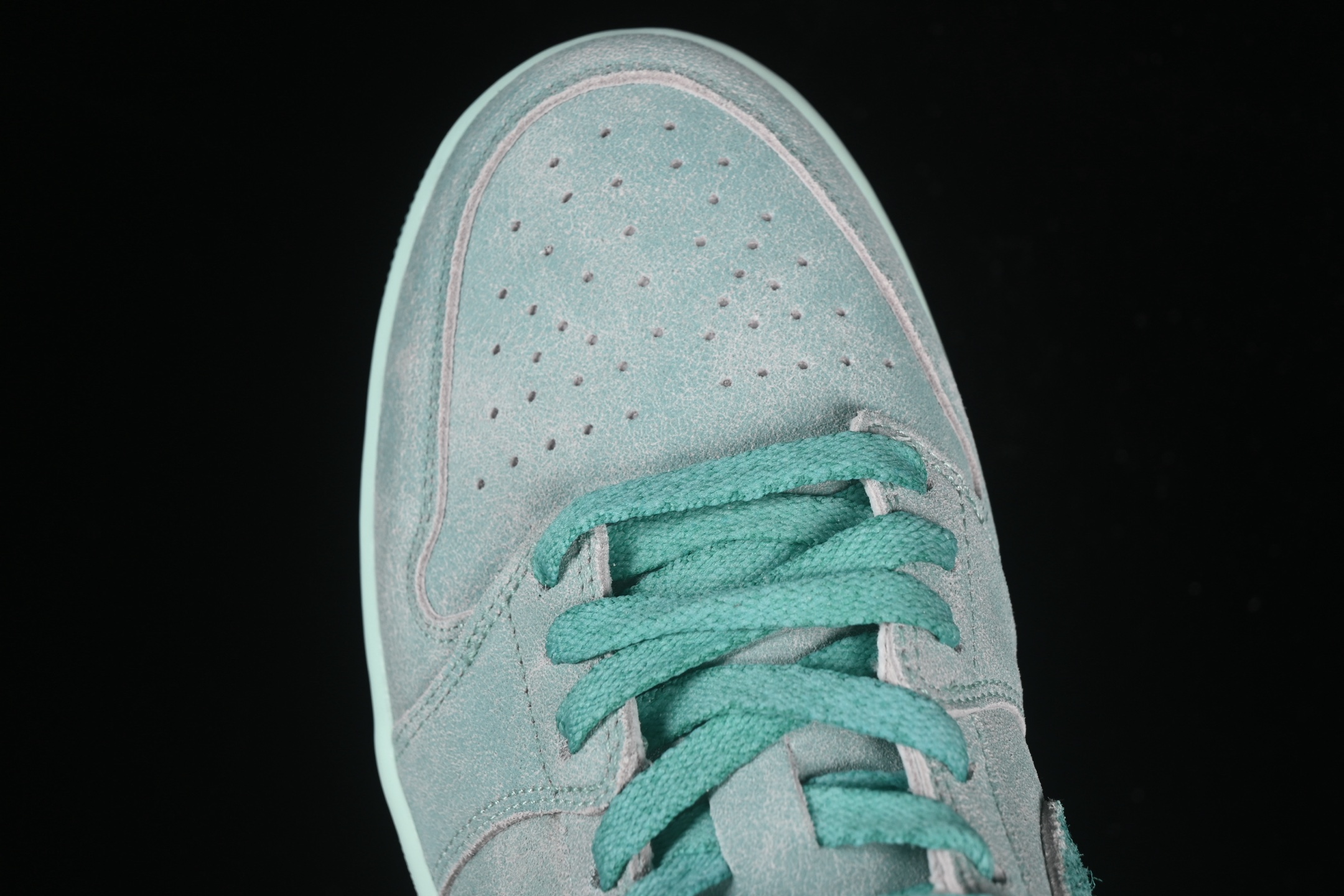 💰200公司级💰240纯原
Air Jordan 1 Low "Washed Teal" AJ1 乔1冰感薄荷 低帮文化休闲板鞋 HQ8111-300
#鞋款采用水洗青色色调搭配翻毛皮鞋面,为 1985 年经典元年版本注入冰感薄荷的新鲜气息。鞋舌处的 Nike Air 标志和后跟的 Wing 标志述彰显了该鞋款的历史渊源。透明鞋底为整体格调增添了清新的亮点。
尺码:36 36.5 37.5 38 38.5 39 40 40.5 41 42 42.5 43 44 44.5 45 46 99C3