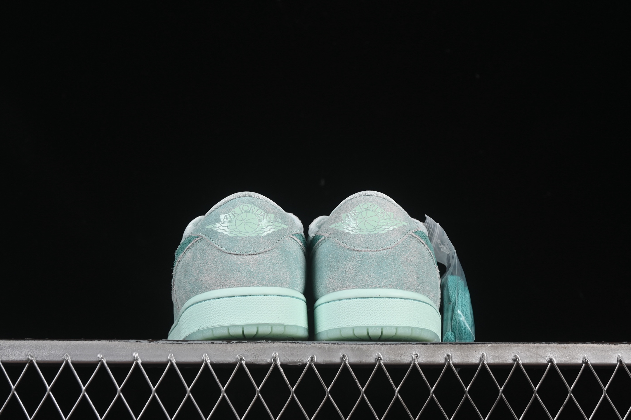 💰200公司级💰240纯原
Air Jordan 1 Low "Washed Teal" AJ1 乔1冰感薄荷 低帮文化休闲板鞋 HQ8111-300
#鞋款采用水洗青色色调搭配翻毛皮鞋面,为 1985 年经典元年版本注入冰感薄荷的新鲜气息。鞋舌处的 Nike Air 标志和后跟的 Wing 标志述彰显了该鞋款的历史渊源。透明鞋底为整体格调增添了清新的亮点。
尺码:36 36.5 37.5 38 38.5 39 40 40.5 41 42 42.5 43 44 44.5 45 46 99C3