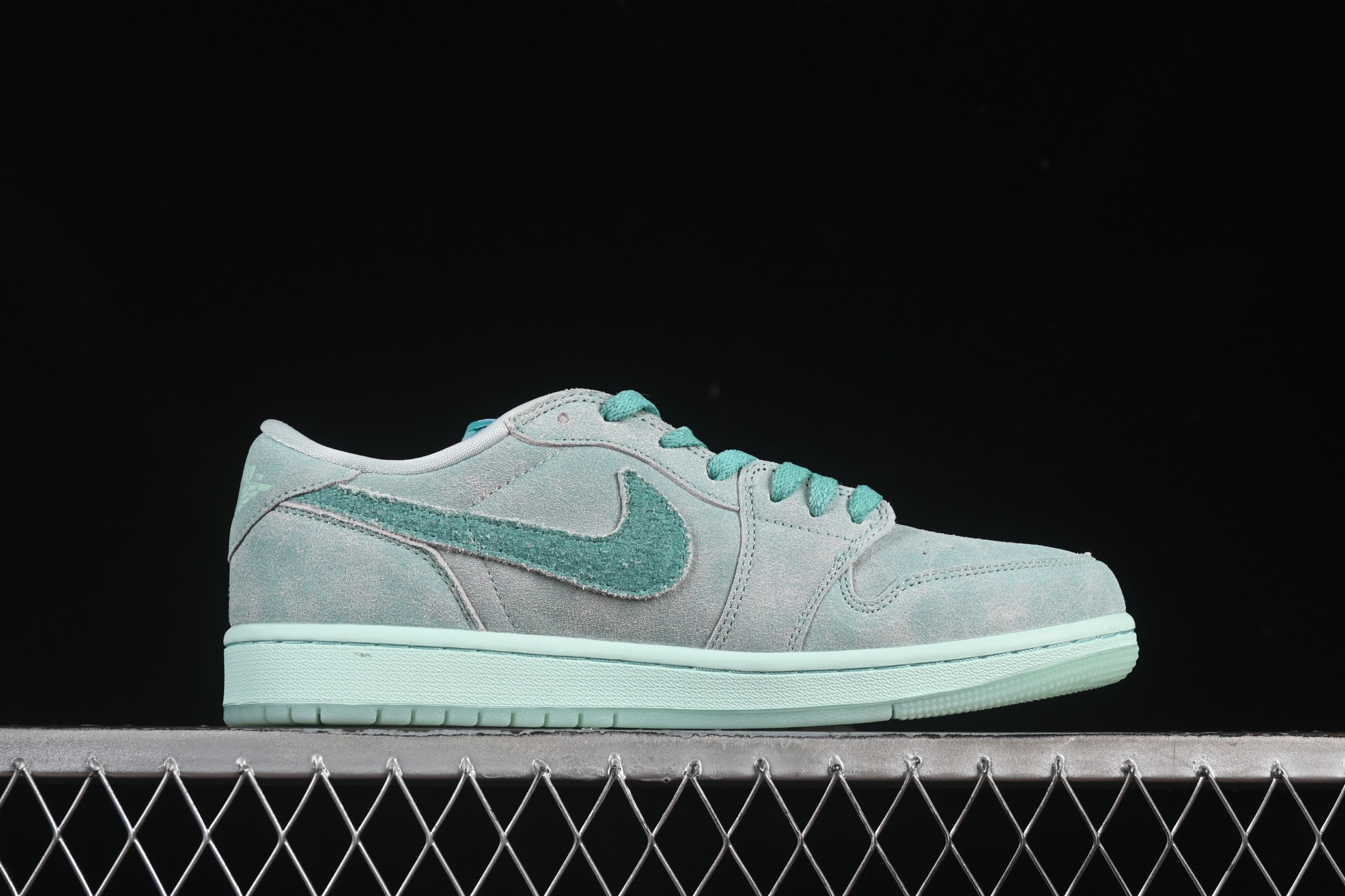 💰200公司级💰240纯原
Air Jordan 1 Low "Washed Teal" AJ1 乔1冰感薄荷 低帮文化休闲板鞋 HQ8111-300
#鞋款采用水洗青色色调搭配翻毛皮鞋面,为 1985 年经典元年版本注入冰感薄荷的新鲜气息。鞋舌处的 Nike Air 标志和后跟的 Wing 标志述彰显了该鞋款的历史渊源。透明鞋底为整体格调增添了清新的亮点。
尺码:36 36.5 37.5 38 38.5 39 40 40.5 41 42 42.5 43 44 44.5 45 46 99C3