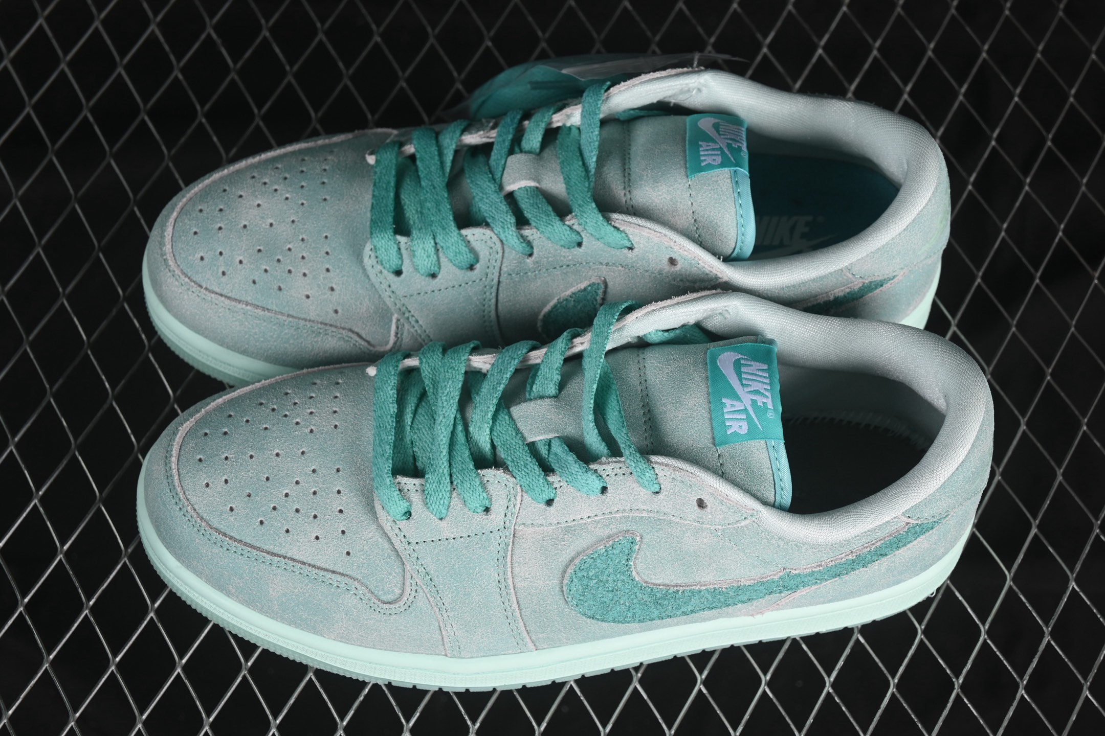 💰200公司级💰240纯原
Air Jordan 1 Low "Washed Teal" AJ1 乔1冰感薄荷 低帮文化休闲板鞋 HQ8111-300
#鞋款采用水洗青色色调搭配翻毛皮鞋面,为 1985 年经典元年版本注入冰感薄荷的新鲜气息。鞋舌处的 Nike Air 标志和后跟的 Wing 标志述彰显了该鞋款的历史渊源。透明鞋底为整体格调增添了清新的亮点。
尺码:36 36.5 37.5 38 38.5 39 40 40.5 41 42 42.5 43 44 44.5 45 46 99C3