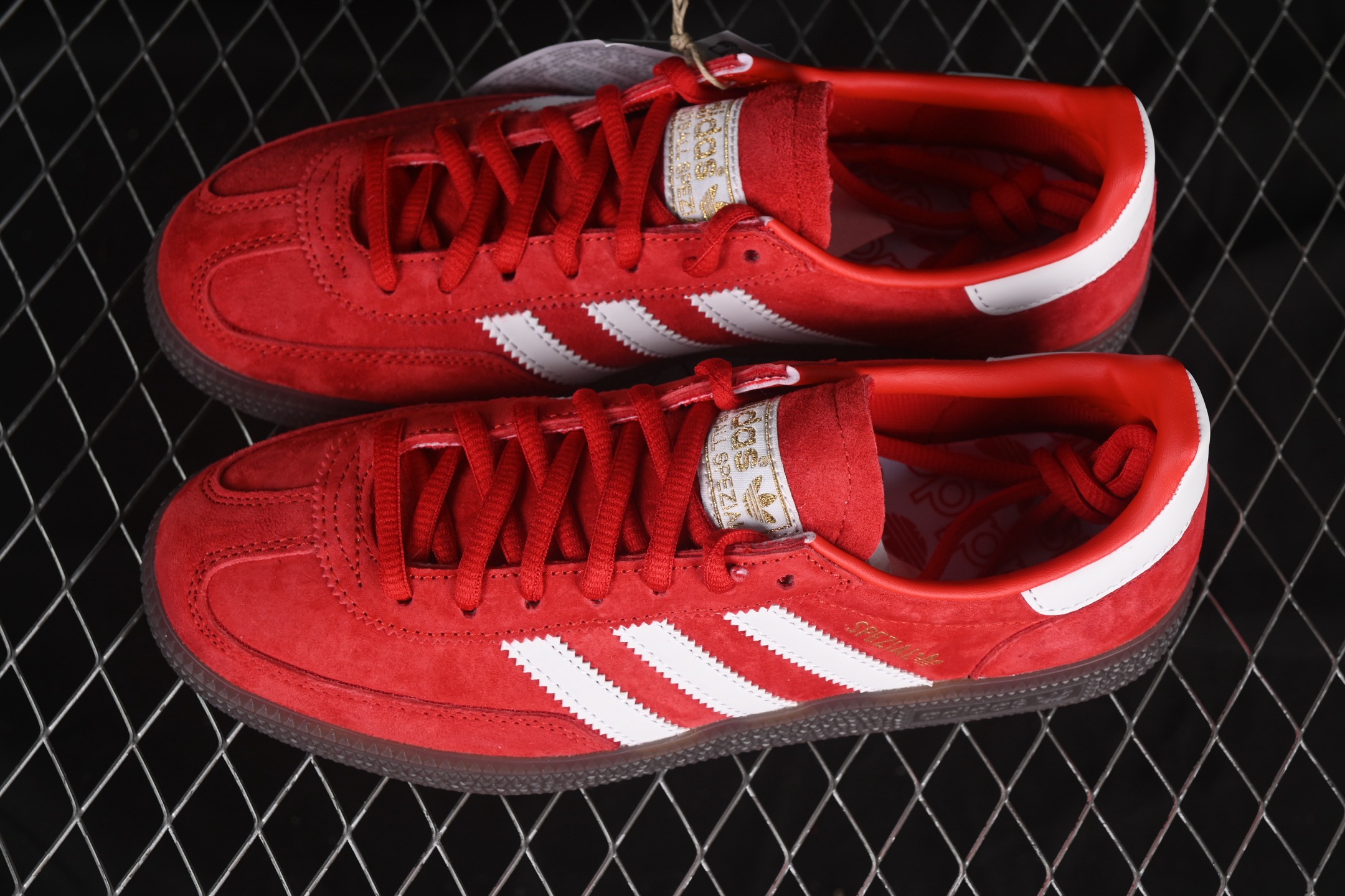 💰200纯原
Adidas Handball Spezial FV1227 阿迪达斯经典复古休闲板鞋
#全鞋采用反毛皮制作 牛筋耐磨大底 承载青春情怀的板鞋 经典三条杠装饰鞋侧 品牌辨识度清晰
尺码:36 36.5 37 38 38.5 39 40 40.5 41 42 42.5 43 44 44.5 45 3.C3