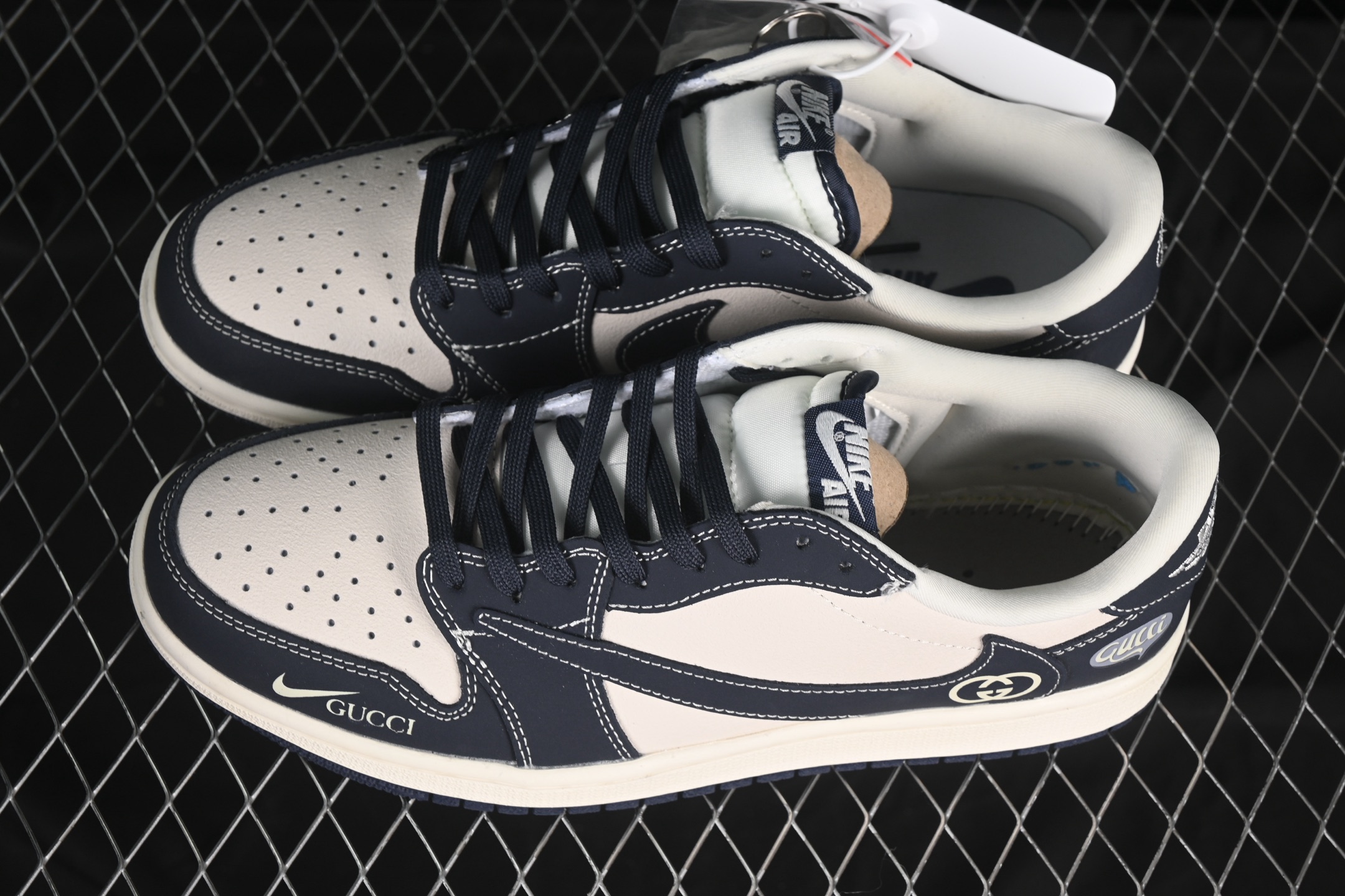 💰280公司级💰380纯原
Travis Scott x Fragment Design x Air Jordan 1 Low OG SP AJ1 乔1 古驰联名 信号黑 低帮文化休闲板鞋 LD2025-027
#多方联名合作融合了Travis Scott 独特的音乐风格,藤原浩个性的设计风格以及Jordan品牌的经典元素 使其成为一双具有独特身份和价值的鞋子 清新而立体的外观加上联名标识更突出了其独特身份 这种配色方案显示出活力和时尚感 在视觉上引人注目 鞋身的质感和细腻的细节处理使其显得高端而格调十足 这款“倒钩”联名是设计与创意完美结合 融合多方的个性风格是一款备受瞩目的潮流鞋款
尺码:36 36.5 37.5 38 38.5 39 40 40.5 41 42 42.5 43 44 44.5 45 9.E5