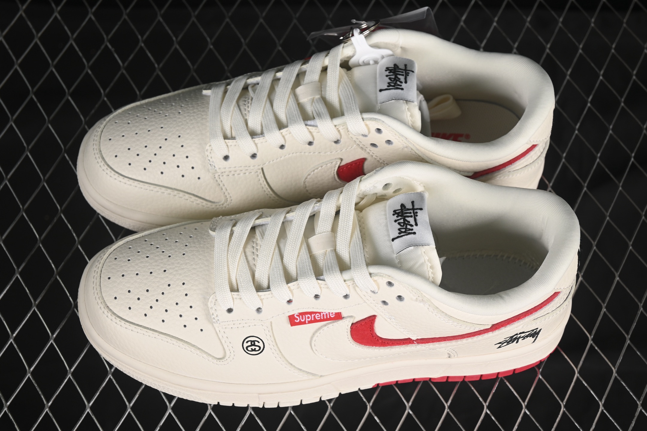 💰280公司级💰360纯原
Nike SB Dunk Low 联名 白红双勾 周年高端定制 低帮休闲板鞋 LW1818-119
#定制鞋盒 大厂纯原品质出货 超高清洁度 皮料切割干净无任何毛边 细节完美
尺码:36 36.5 37.5 38 38.5 39 40 40.5 41 42 42.5 43 44 44.5 45 9.E5